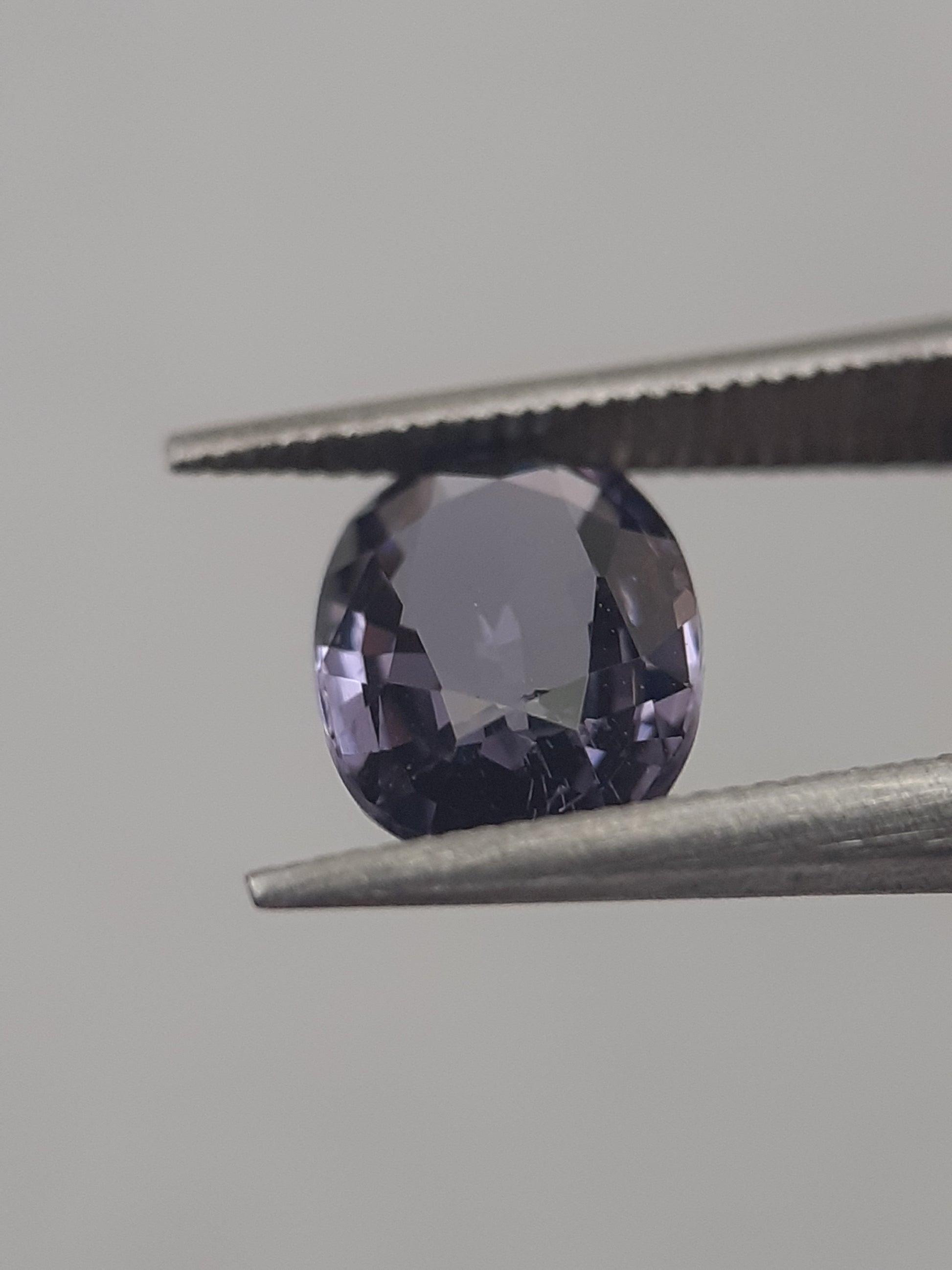 Natural violet spinel - 0.94 ct - oval - unheated - certified by NGB - Natural Gems Belgium