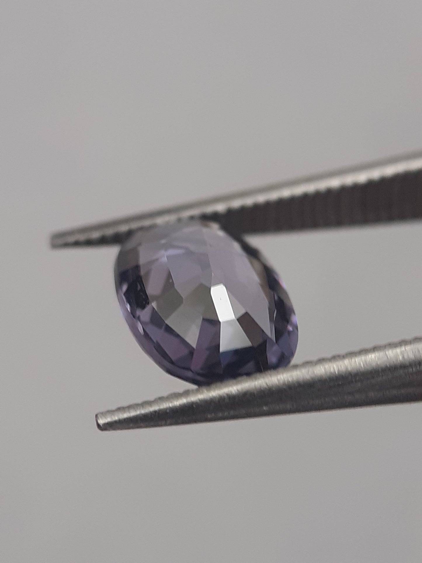 Natural violet spinel - 0.94 ct - oval - unheated - certified by NGB - Natural Gems Belgium