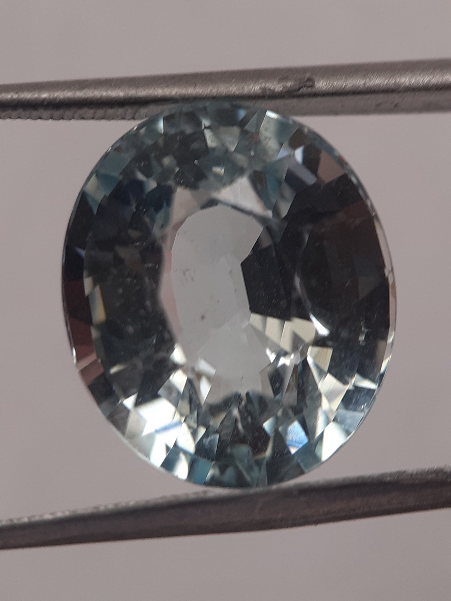 Natural light blue Topaz - 15.31 ct -oval - untreated - certified by NGB - Natural Gems Belgium