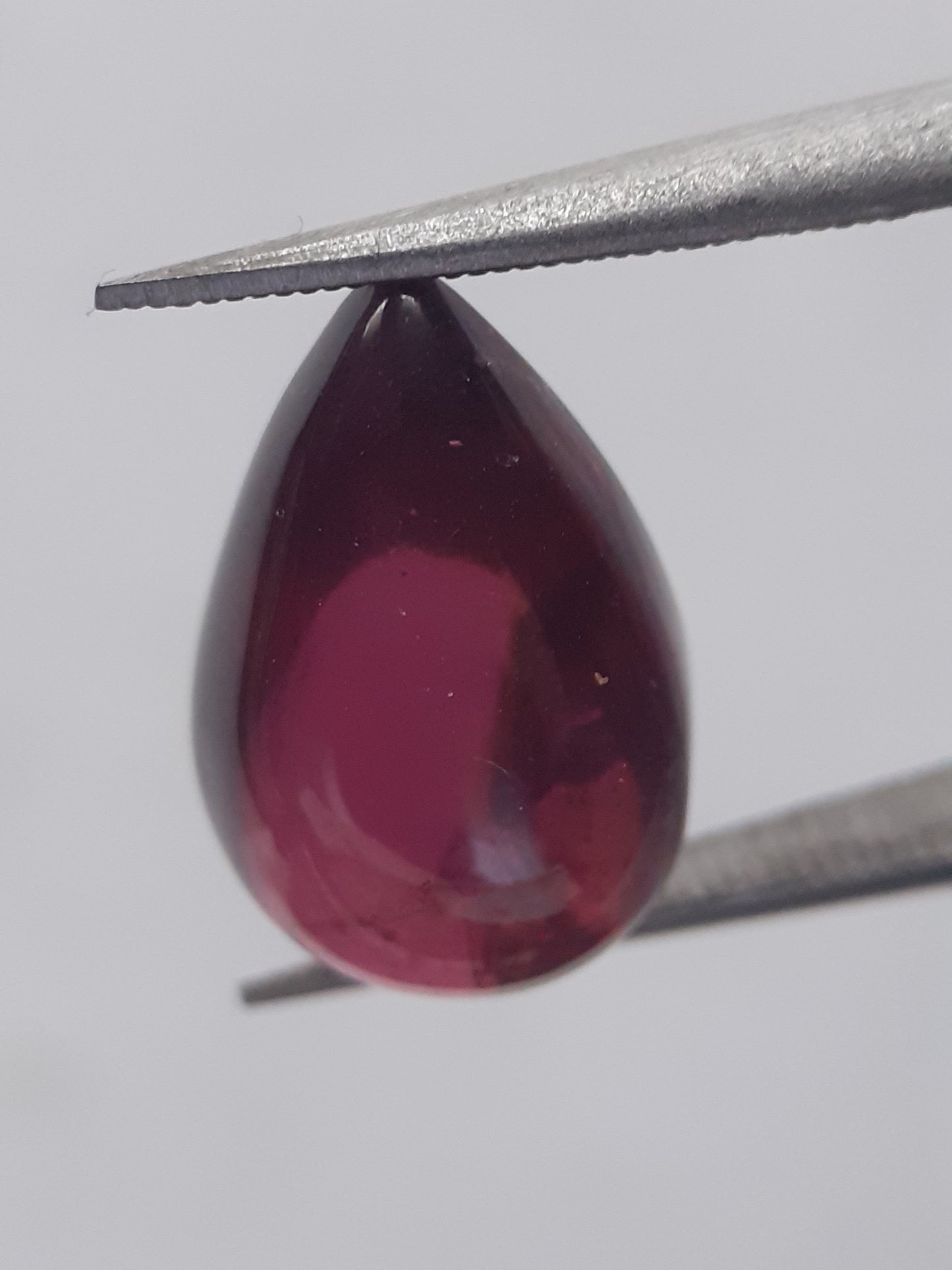 Natural pinkish purple Rhodolite Garnet - 6.565 ct - pear - unheated - Natural Gems Belgium