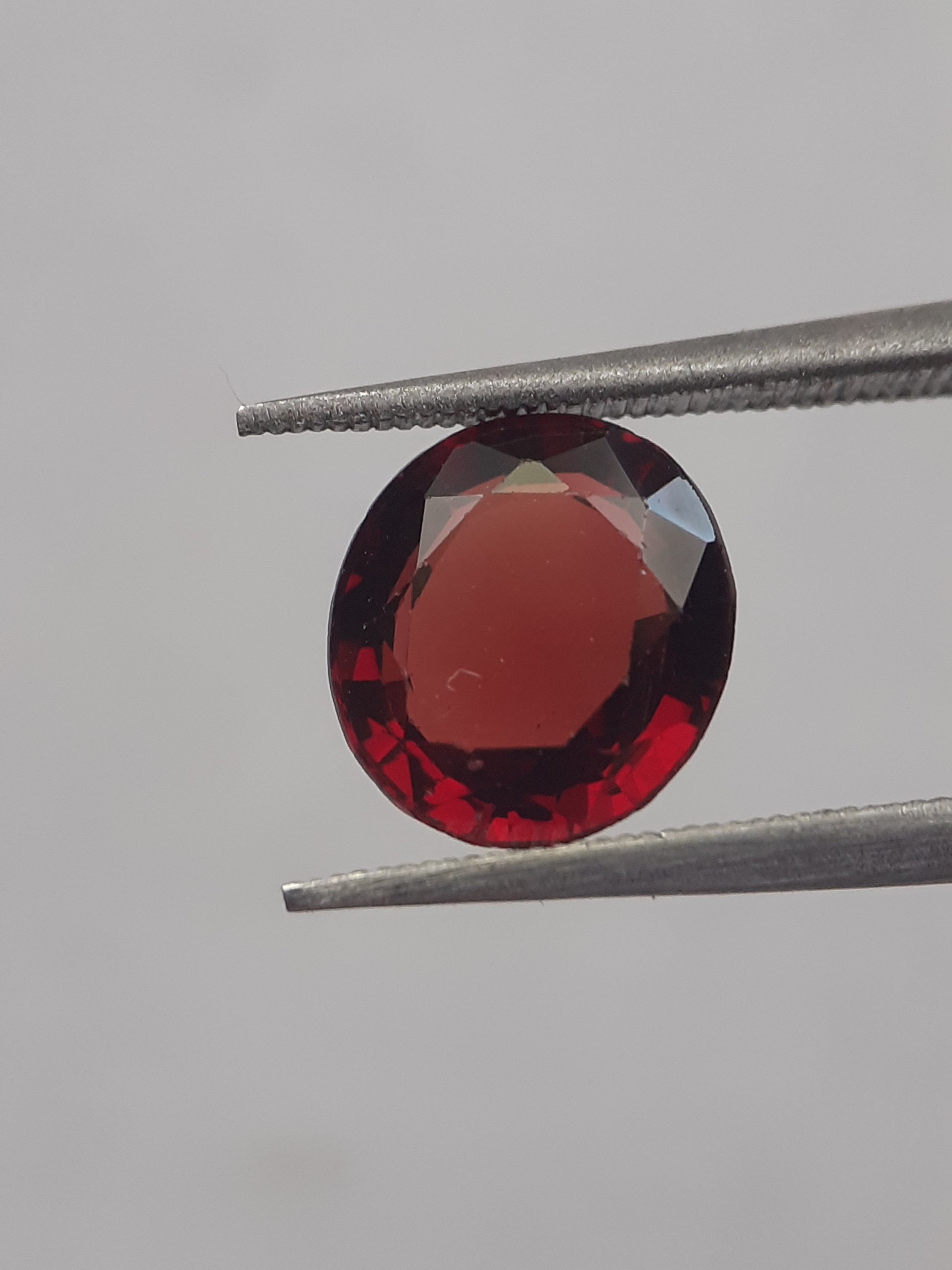 Natural orangy red Garnet - 2.078 ct - Oval - unheated - Africa - Natural Gems Belgium