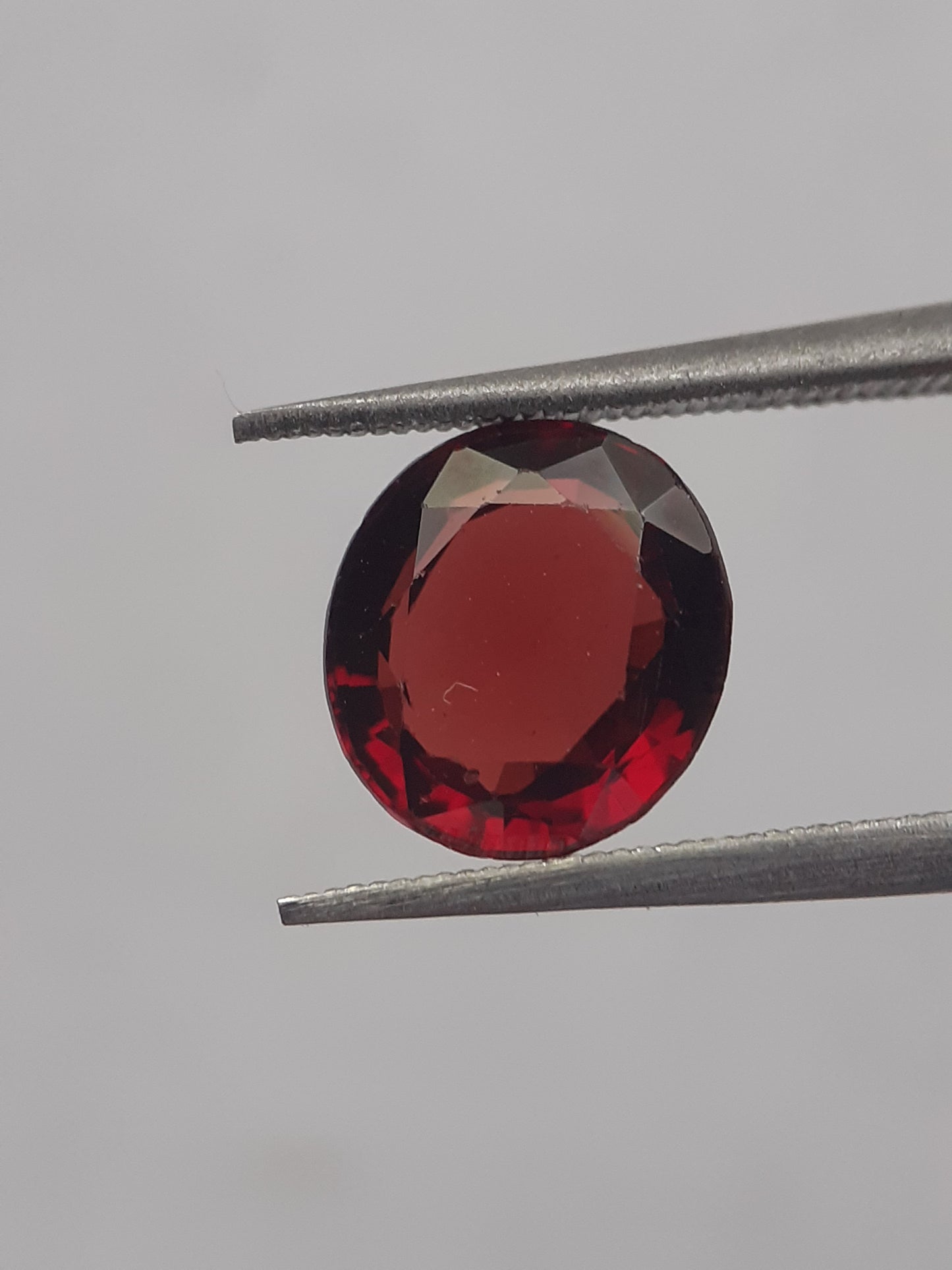 Natural orangy red Garnet - 2.078 ct - Oval - unheated - Africa - Natural Gems Belgium