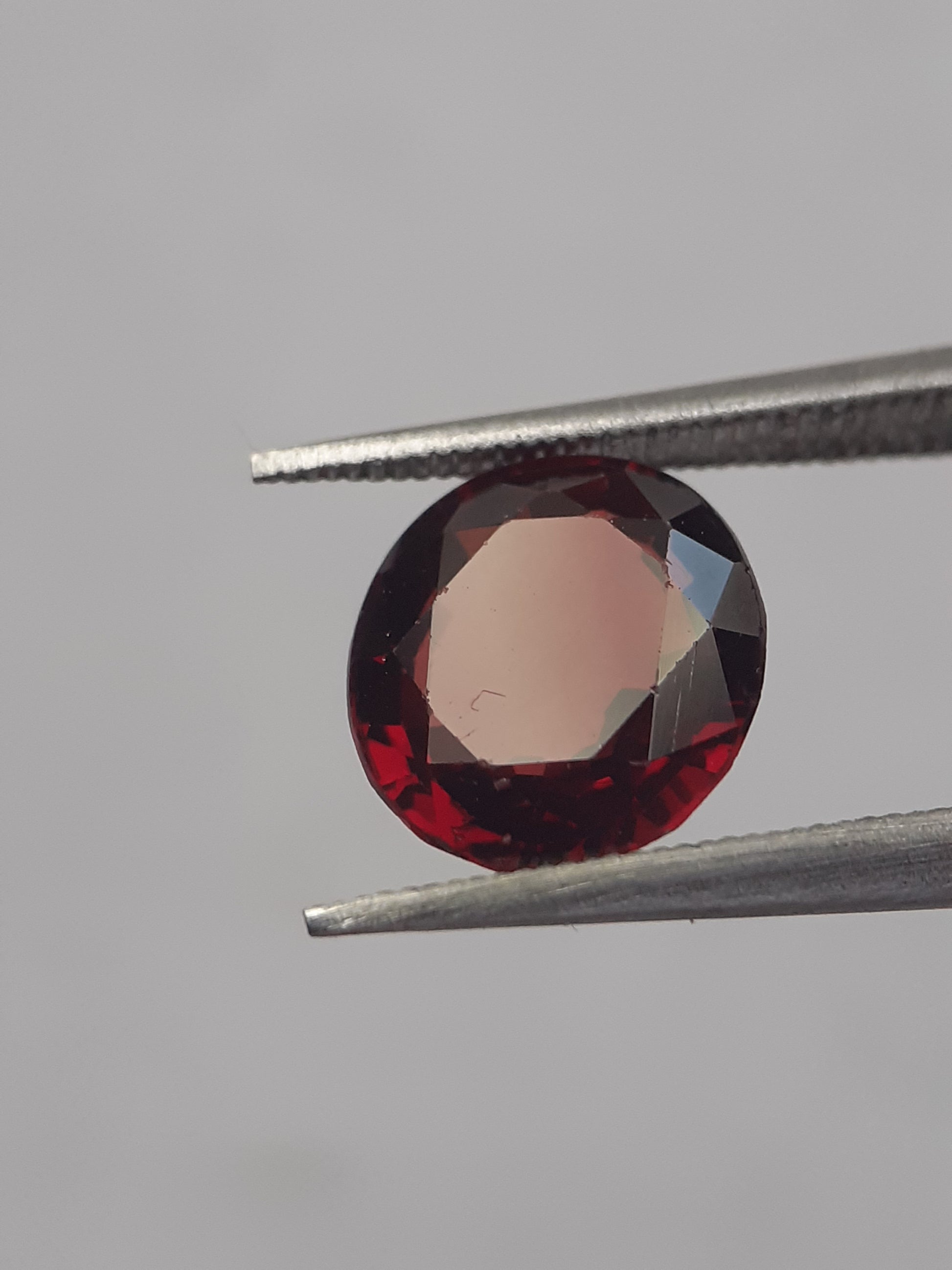 Natural orangy red Garnet - 2.078 ct - Oval - unheated - Africa - Natural Gems Belgium