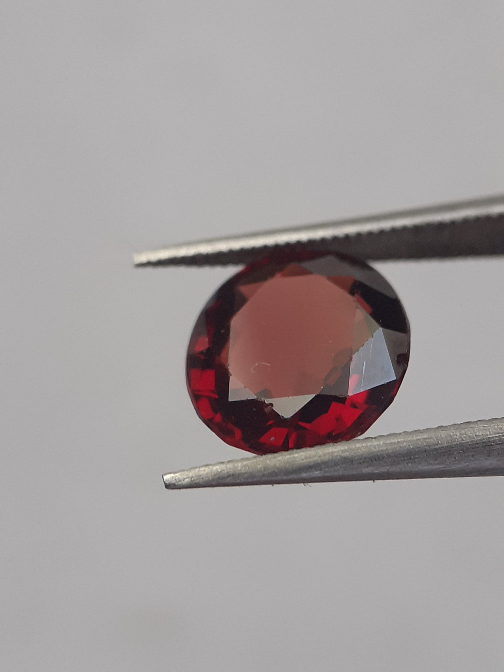 Natural orangy red Garnet - 2.078 ct - Oval - unheated - Africa - Natural Gems Belgium