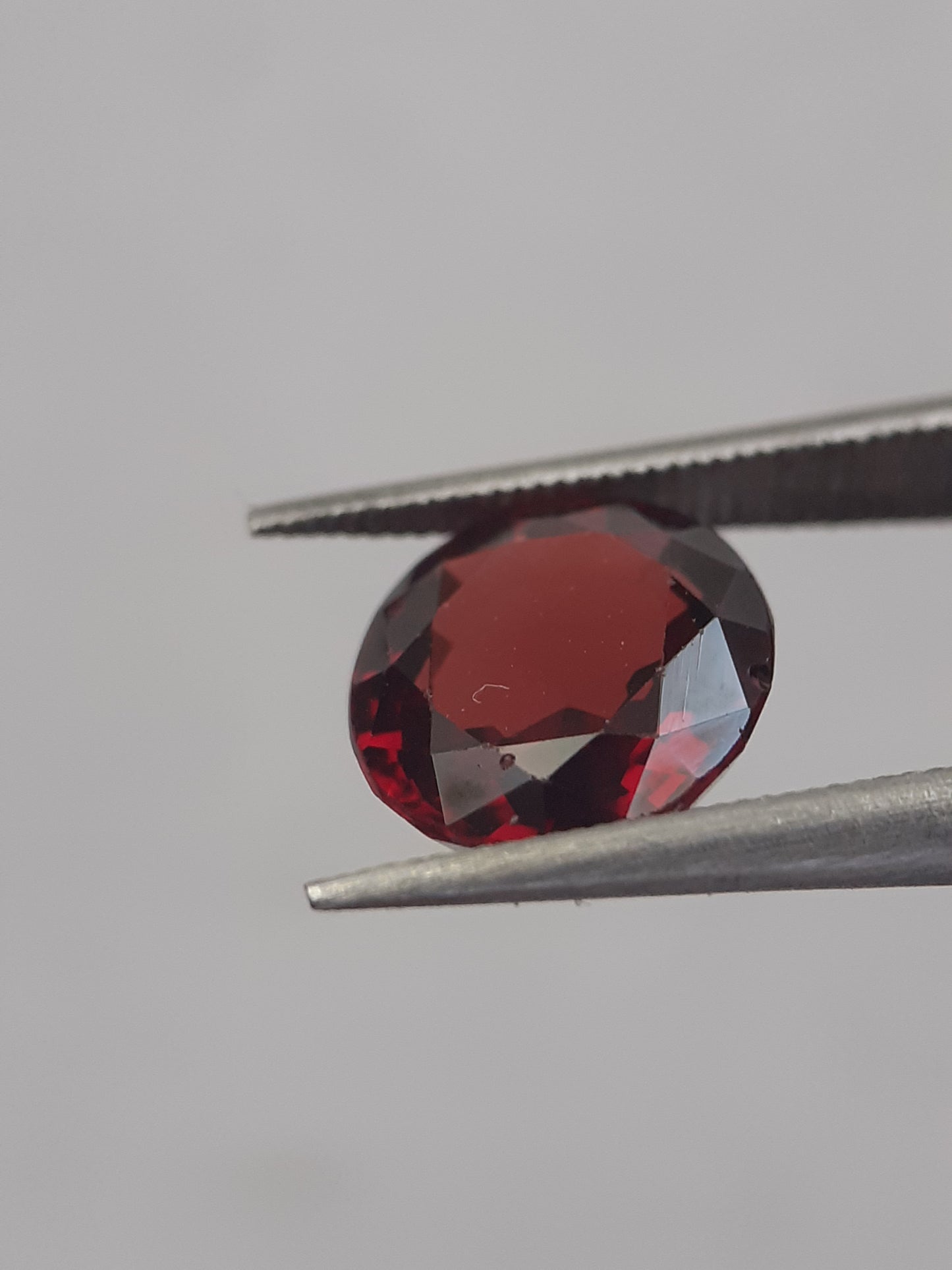 Natural orangy red Garnet - 2.078 ct - Oval - unheated - Africa - Natural Gems Belgium