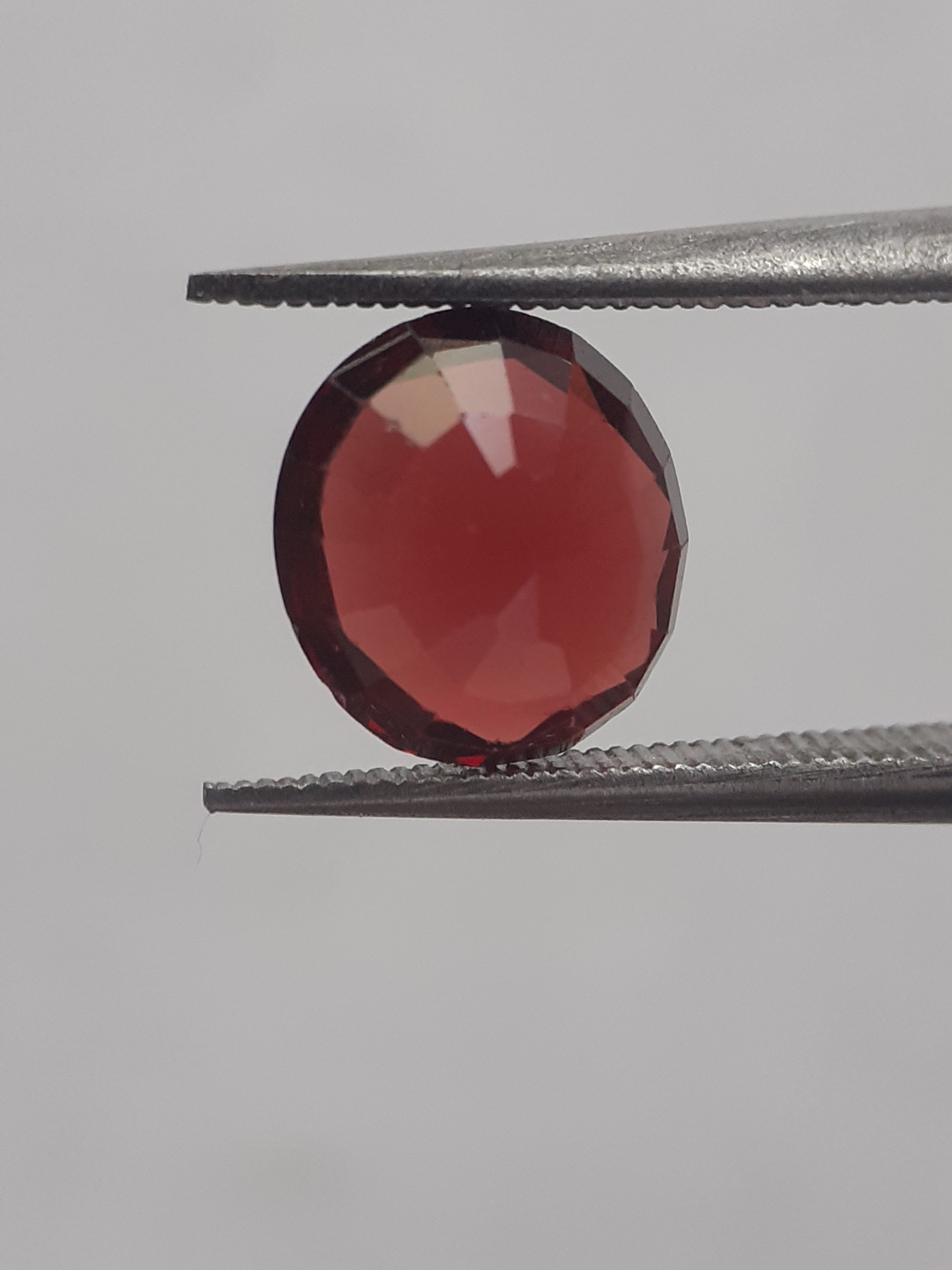 Natural orangy red Garnet - 2.078 ct - Oval - unheated - Africa - Natural Gems Belgium