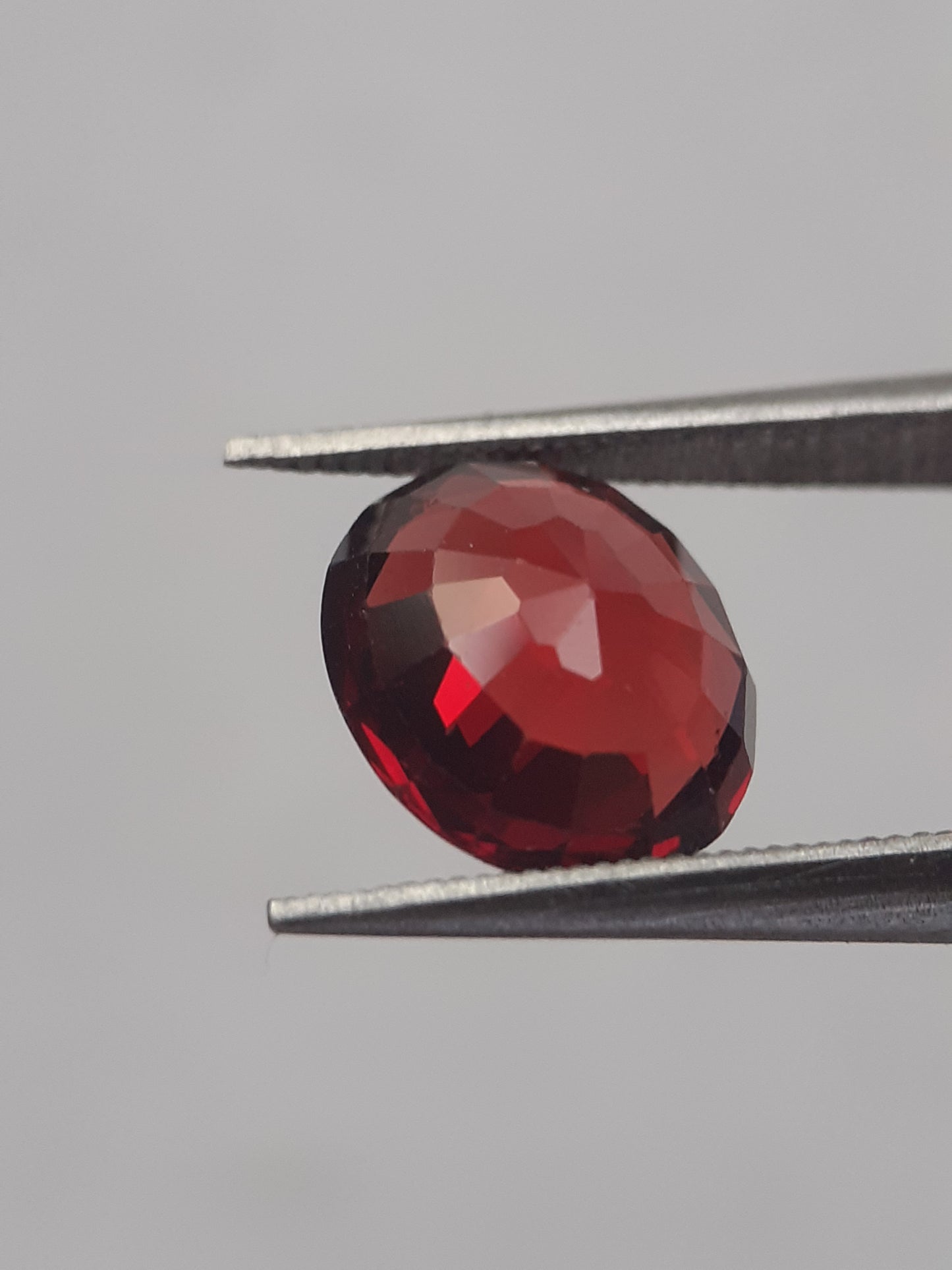 Natural orangy red Garnet - 2.078 ct - Oval - unheated - Africa - Natural Gems Belgium