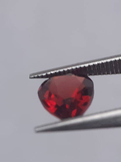 Natural Red Rhodolite Garnet - 0.830 ct - pear - unheated - Natural Gems Belgium