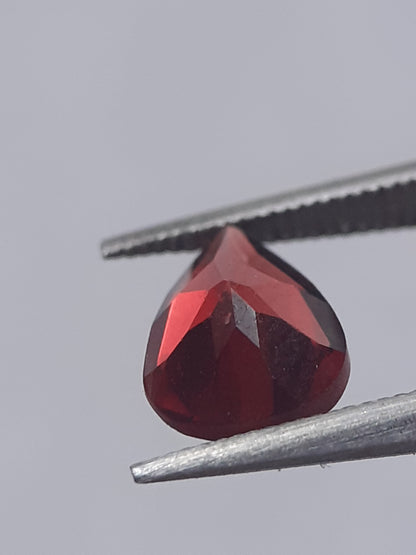 Natural Red Rhodolite Garnet - 0.830 ct - pear - unheated - Natural Gems Belgium