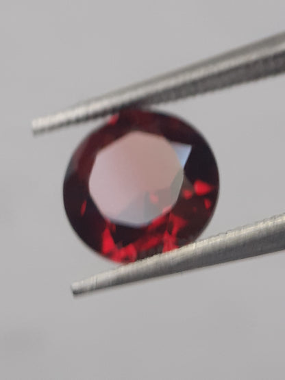 Natural Red Rhodolite Garnet - 1.398 ct - round - unheated - Natural Gems Belgium