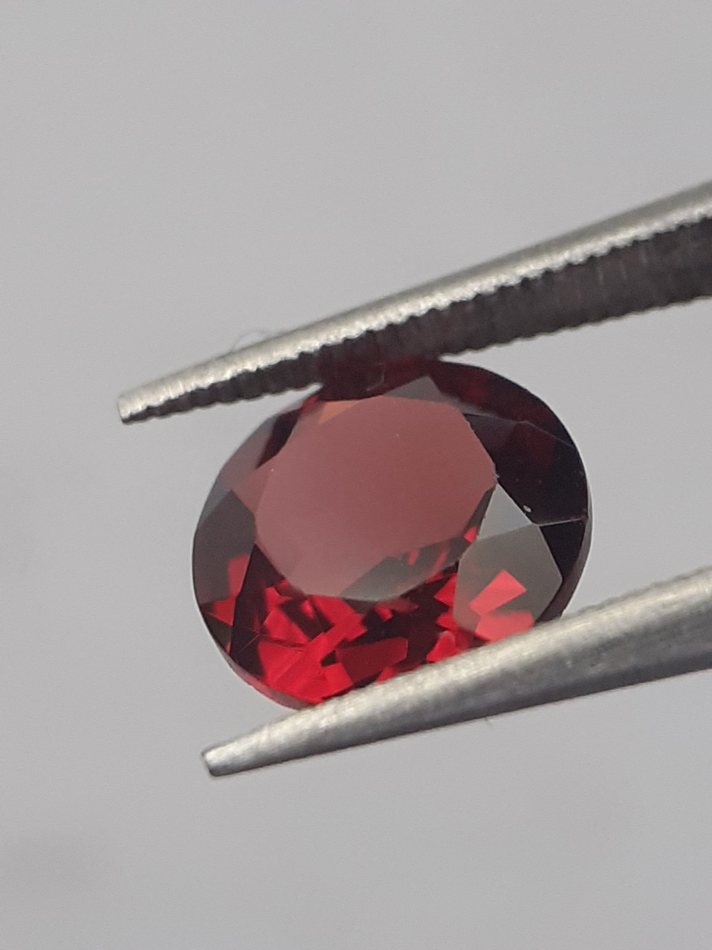 Natural Red Rhodolite Garnet - 1.398 ct - round - unheated - Natural Gems Belgium