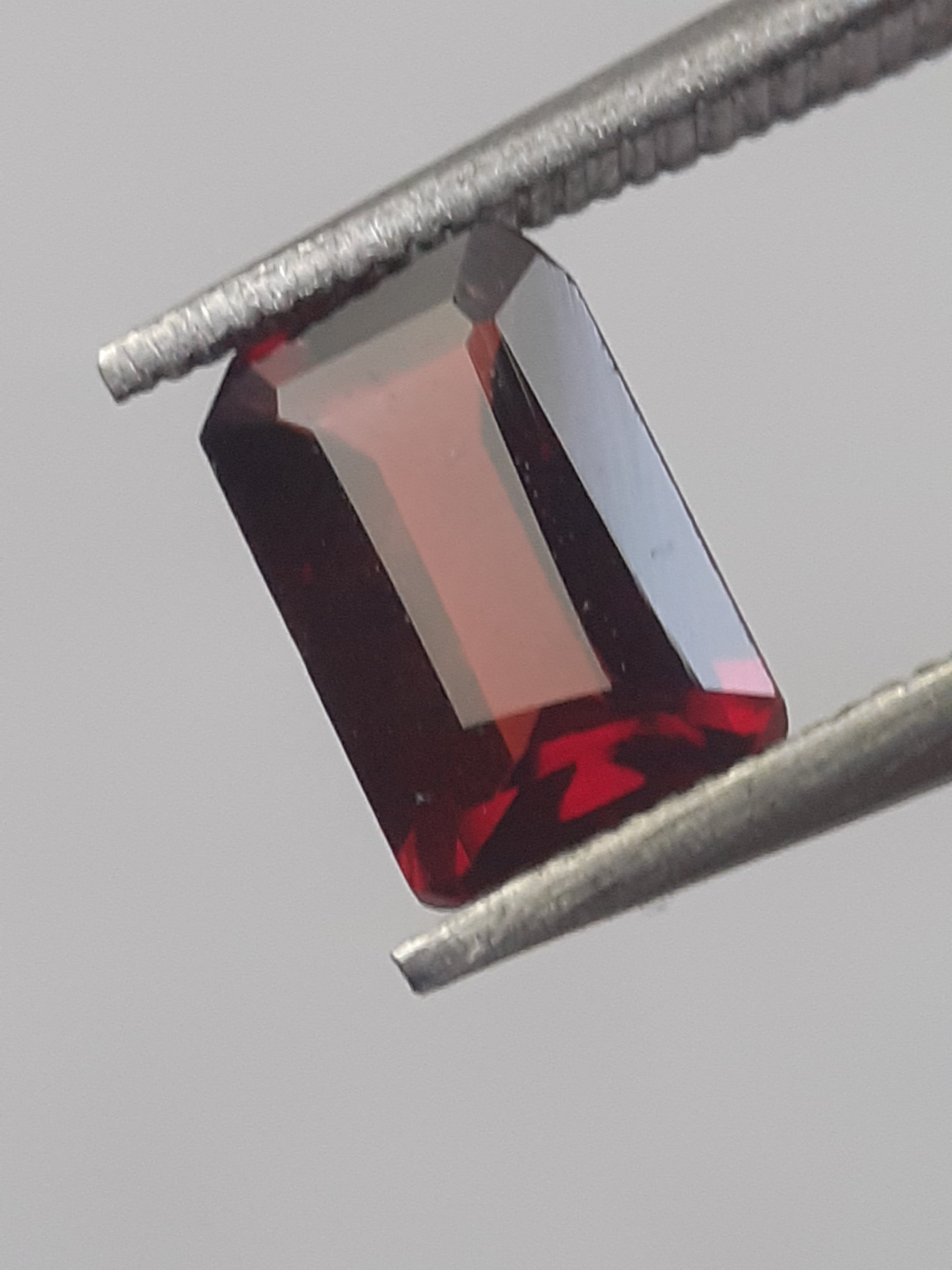 Natural purplish Red Rhodolite Garnet - 0.728 ct - octagon - unheated. - Natural Gems Belgium