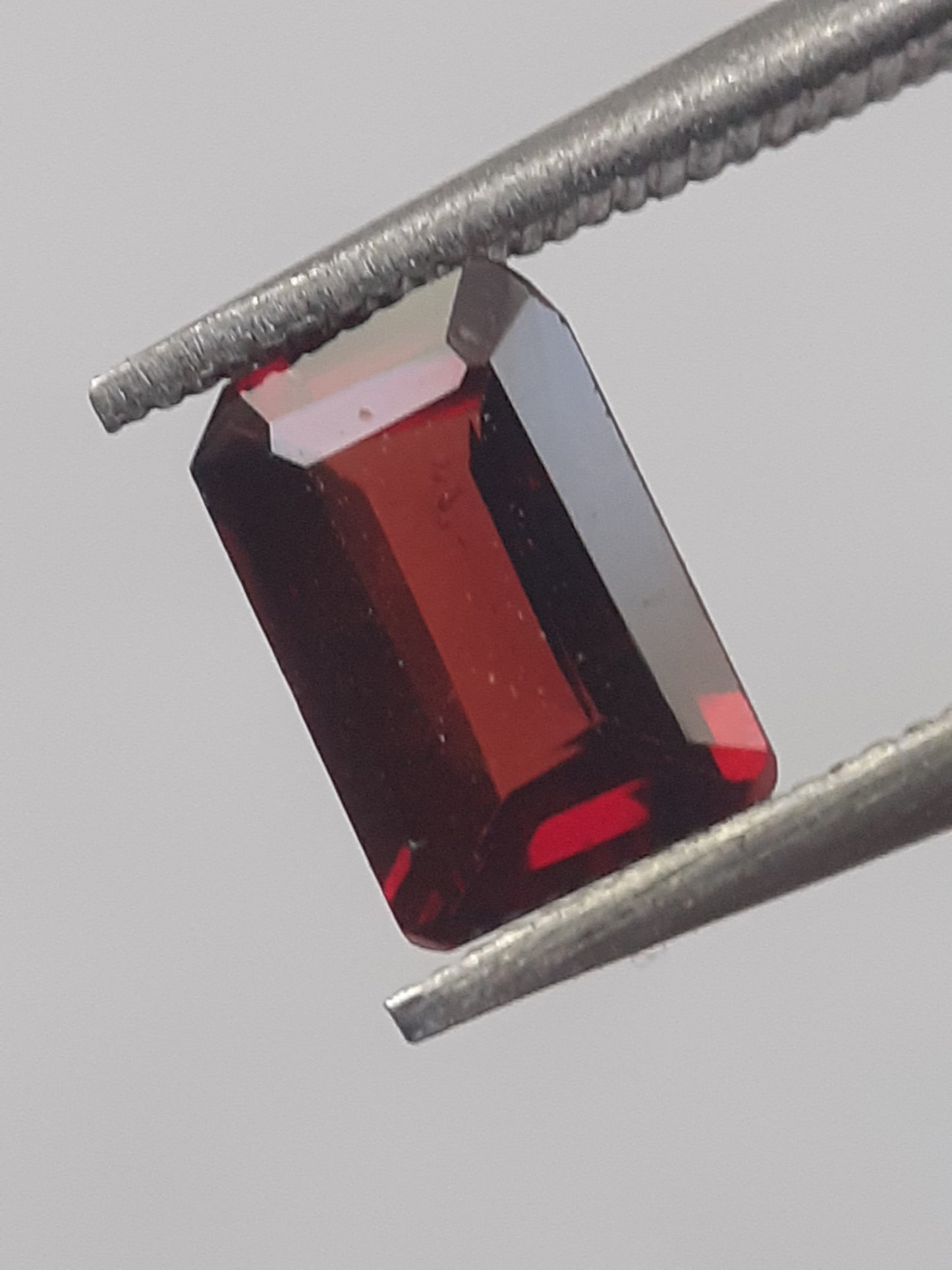 Natural purplish Red Rhodolite Garnet - 0.728 ct - octagon - unheated. - Natural Gems Belgium