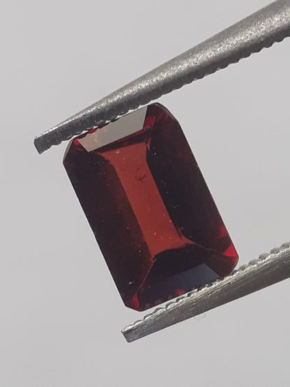 Natural purplish Red Rhodolite Garnet - 0.728 ct - octagon - unheated. - Natural Gems Belgium