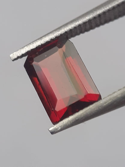 Natural purplish Red Rhodolite Garnet - 0.728 ct - octagon - unheated. - Natural Gems Belgium