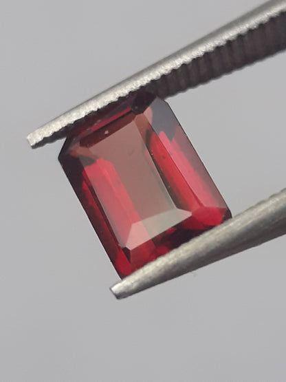 Natural purplish Red Rhodolite Garnet - 0.728 ct - octagon - unheated. - Natural Gems Belgium