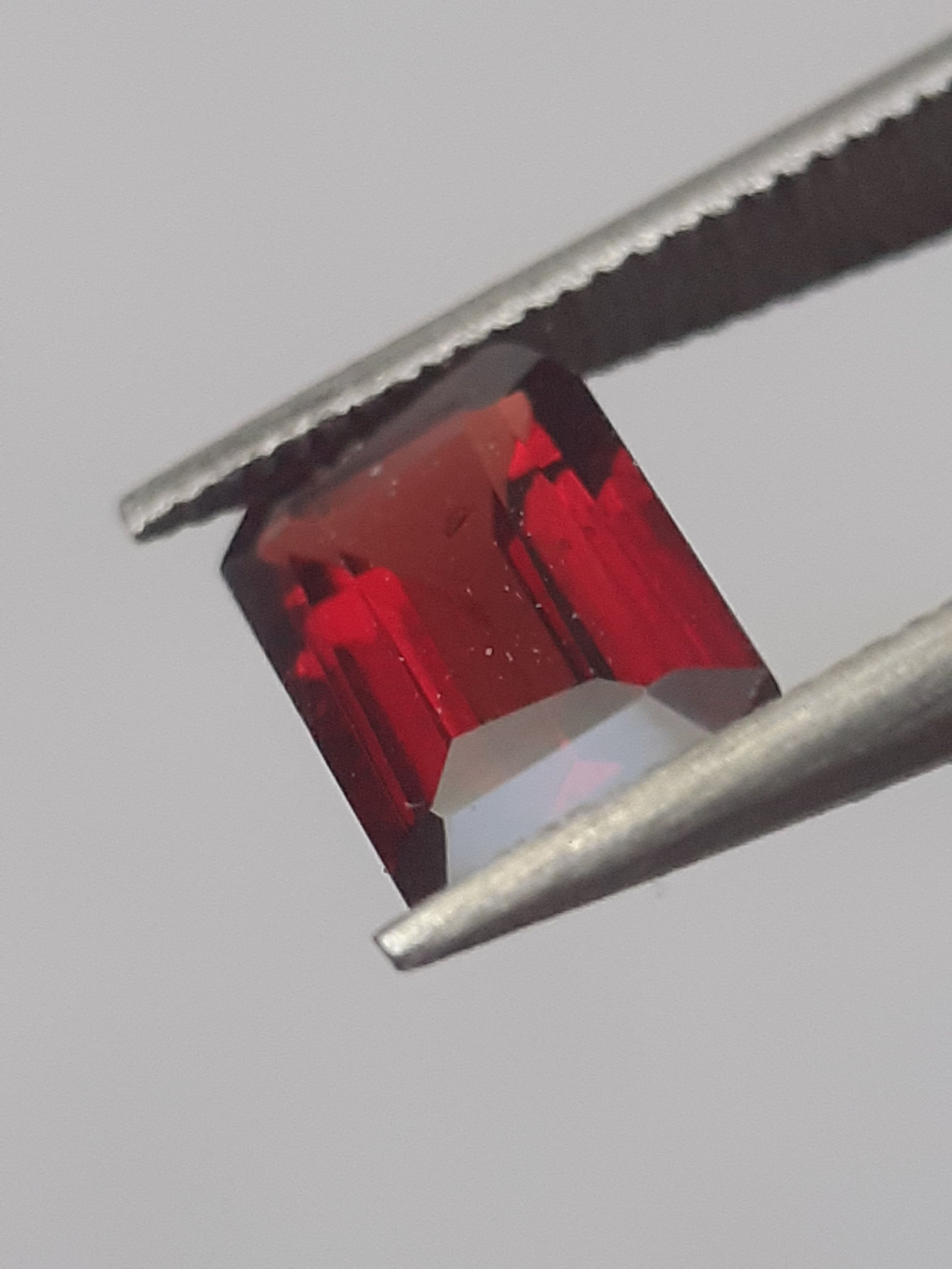 Natural purplish Red Rhodolite Garnet - 0.728 ct - octagon - unheated. - Natural Gems Belgium