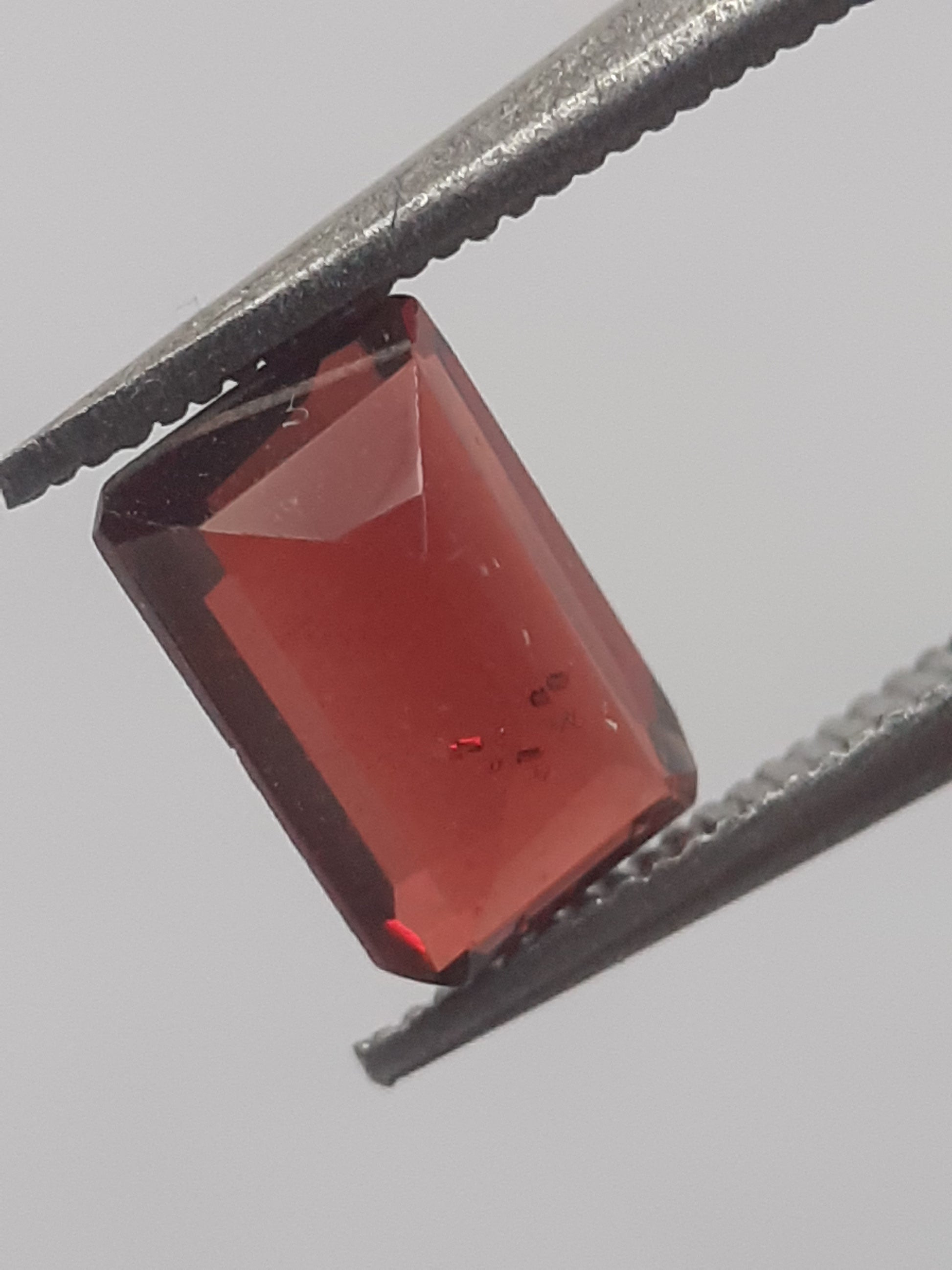 Natural purplish Red Rhodolite Garnet - 0.728 ct - octagon - unheated. - Natural Gems Belgium