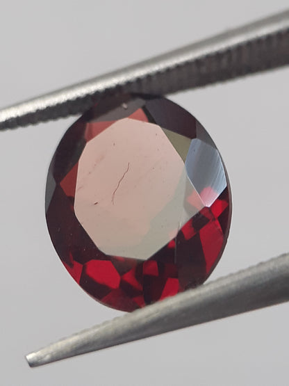 Natural purplish red Rhodolite Garnet - 1.849 ct - oval - unheated - Natural Gems Belgium