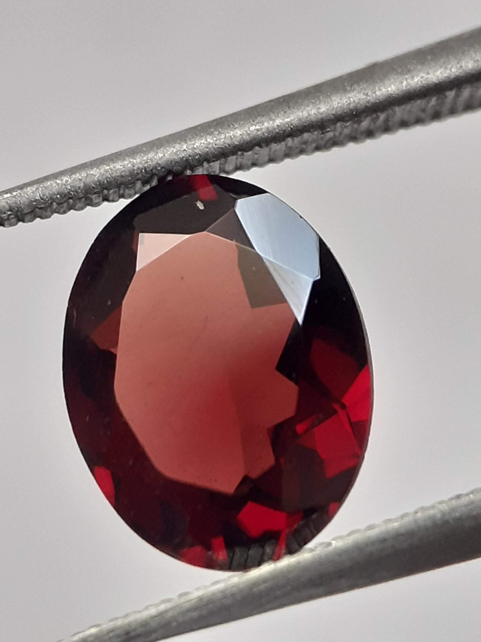 Natural purplish red Rhodolite Garnet - 1.849 ct - oval - unheated - Natural Gems Belgium