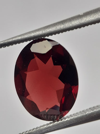 Natural purplish red Rhodolite Garnet - 1.849 ct - oval - unheated - Natural Gems Belgium