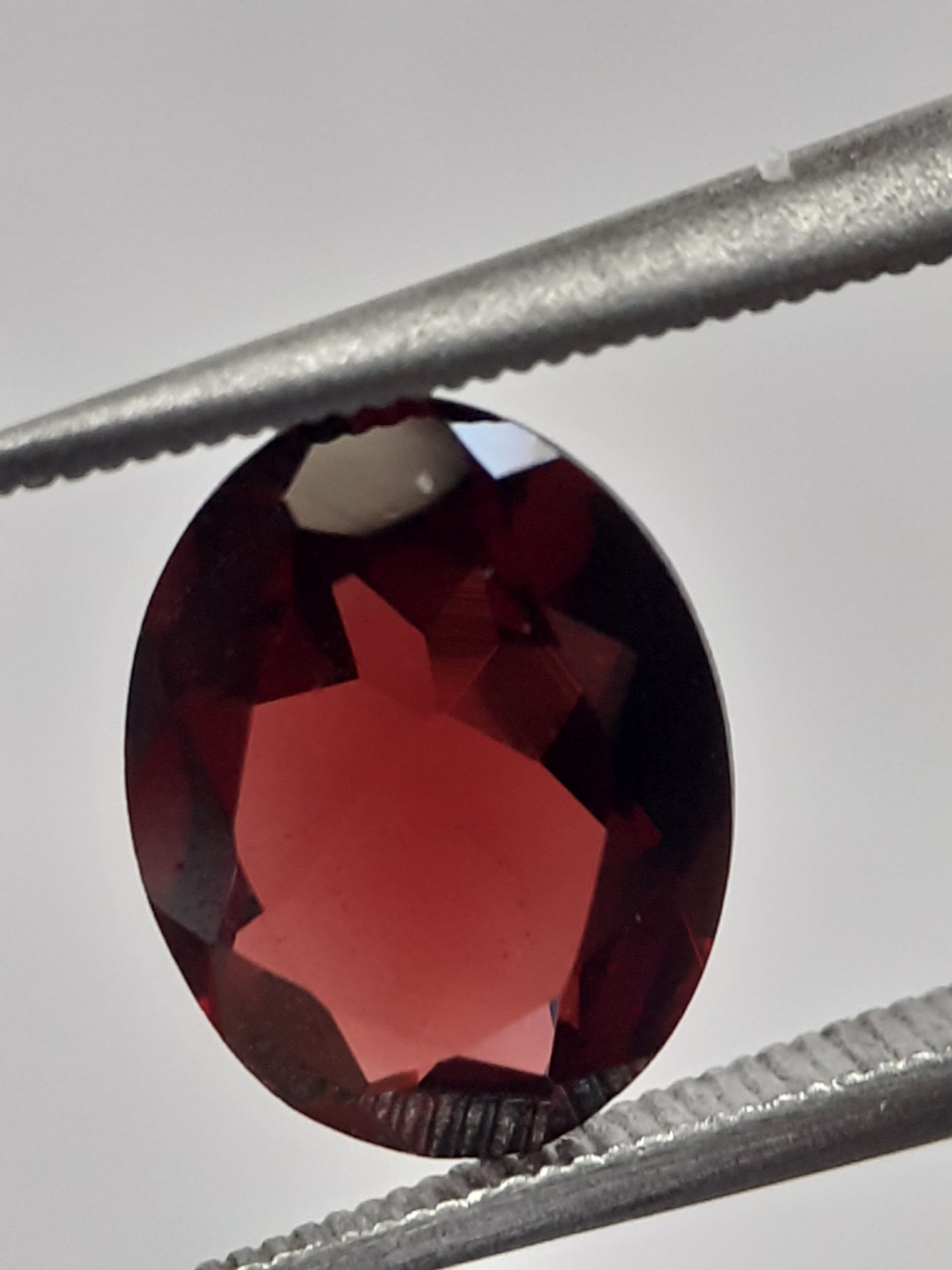 Natural purplish red Rhodolite Garnet - 1.849 ct - oval - unheated - Natural Gems Belgium