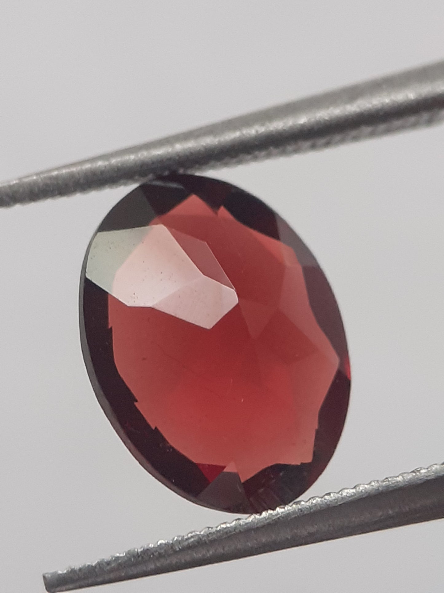 Natural purplish red Rhodolite Garnet - 1.849 ct - oval - unheated - Natural Gems Belgium