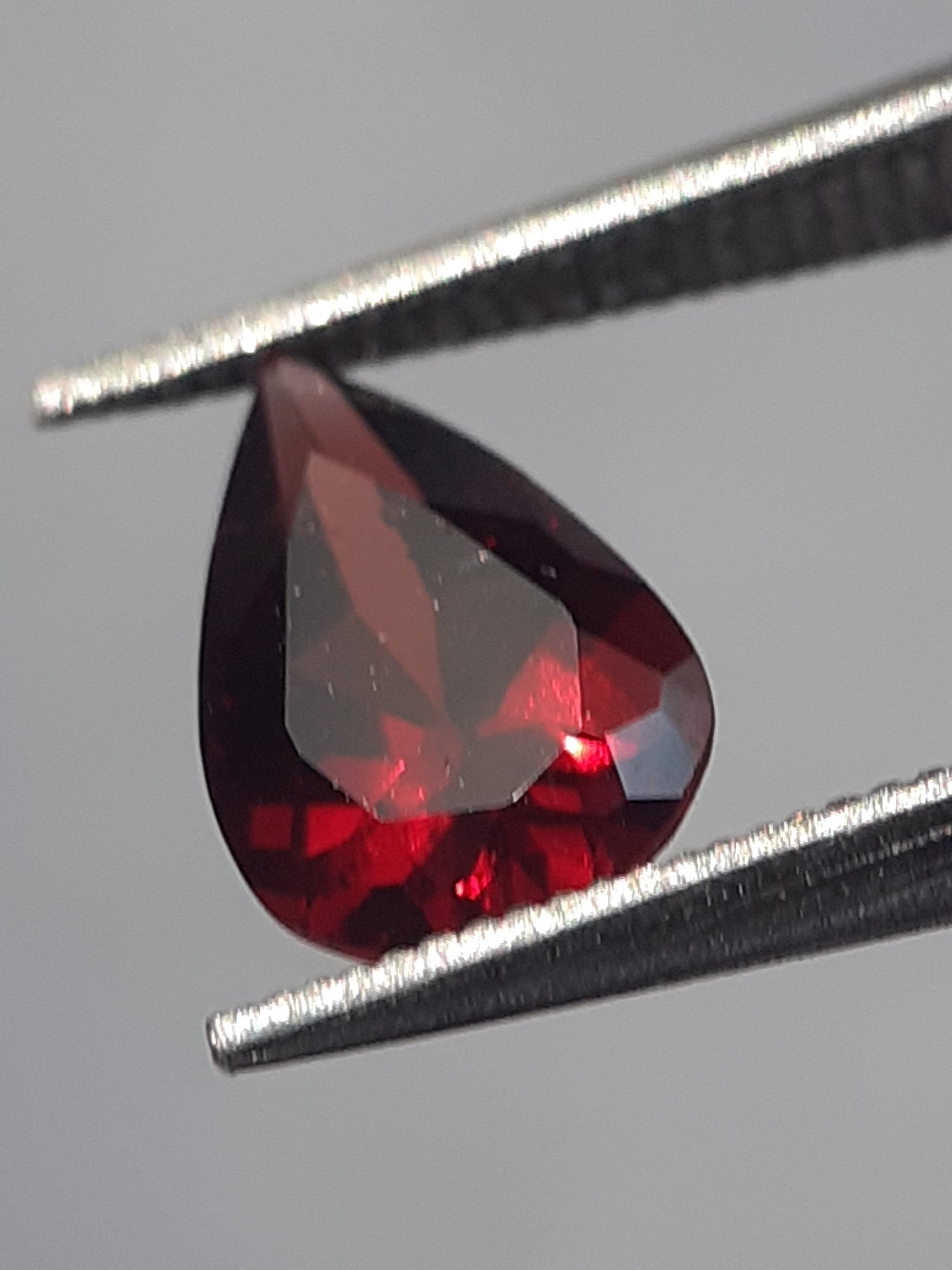 Natural red Rhodolite Garnet - 0.704 ct - pear - unheated - Natural Gems Belgium