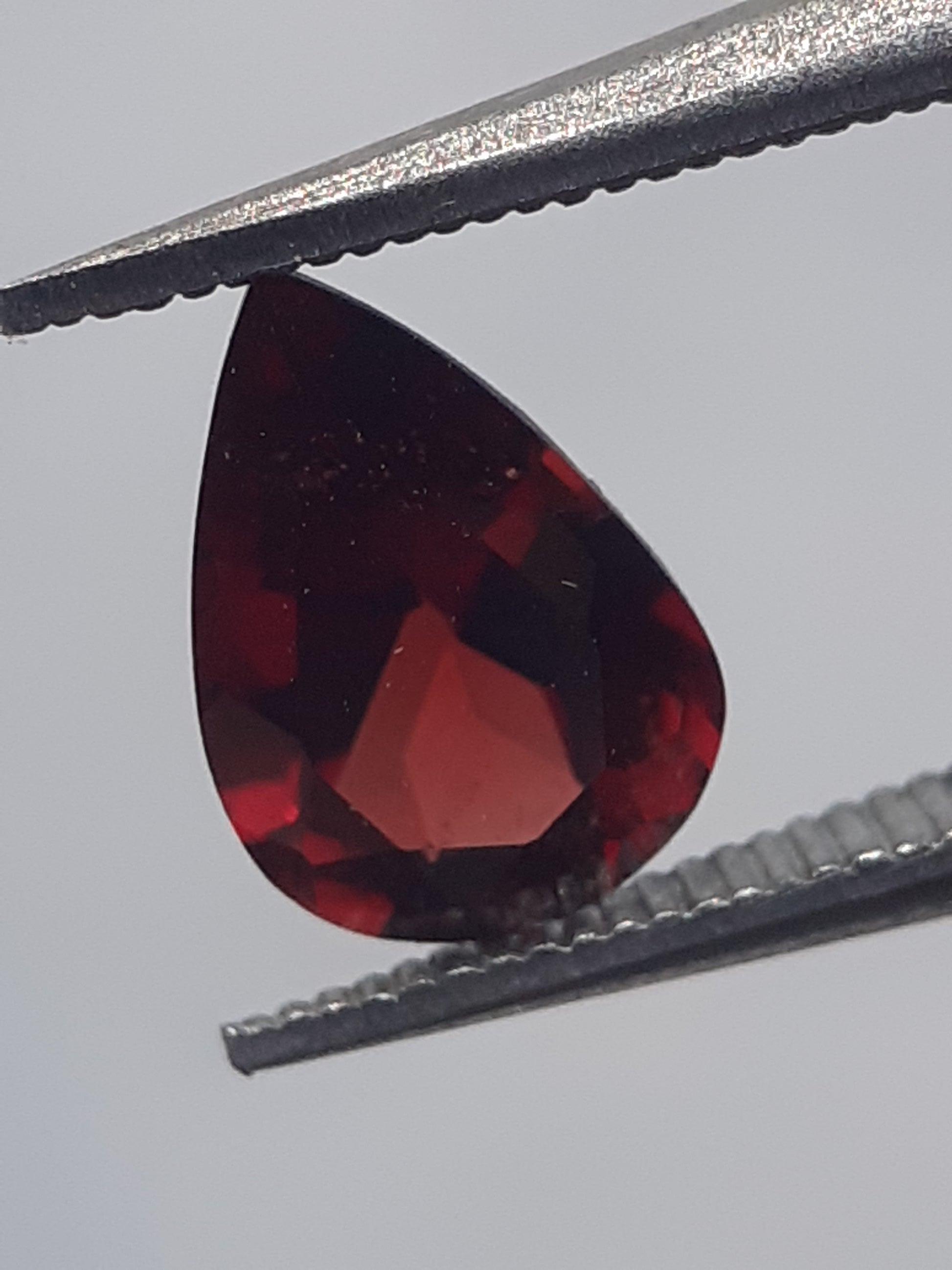 Natural red Rhodolite Garnet - 0.704 ct - pear - unheated - Natural Gems Belgium