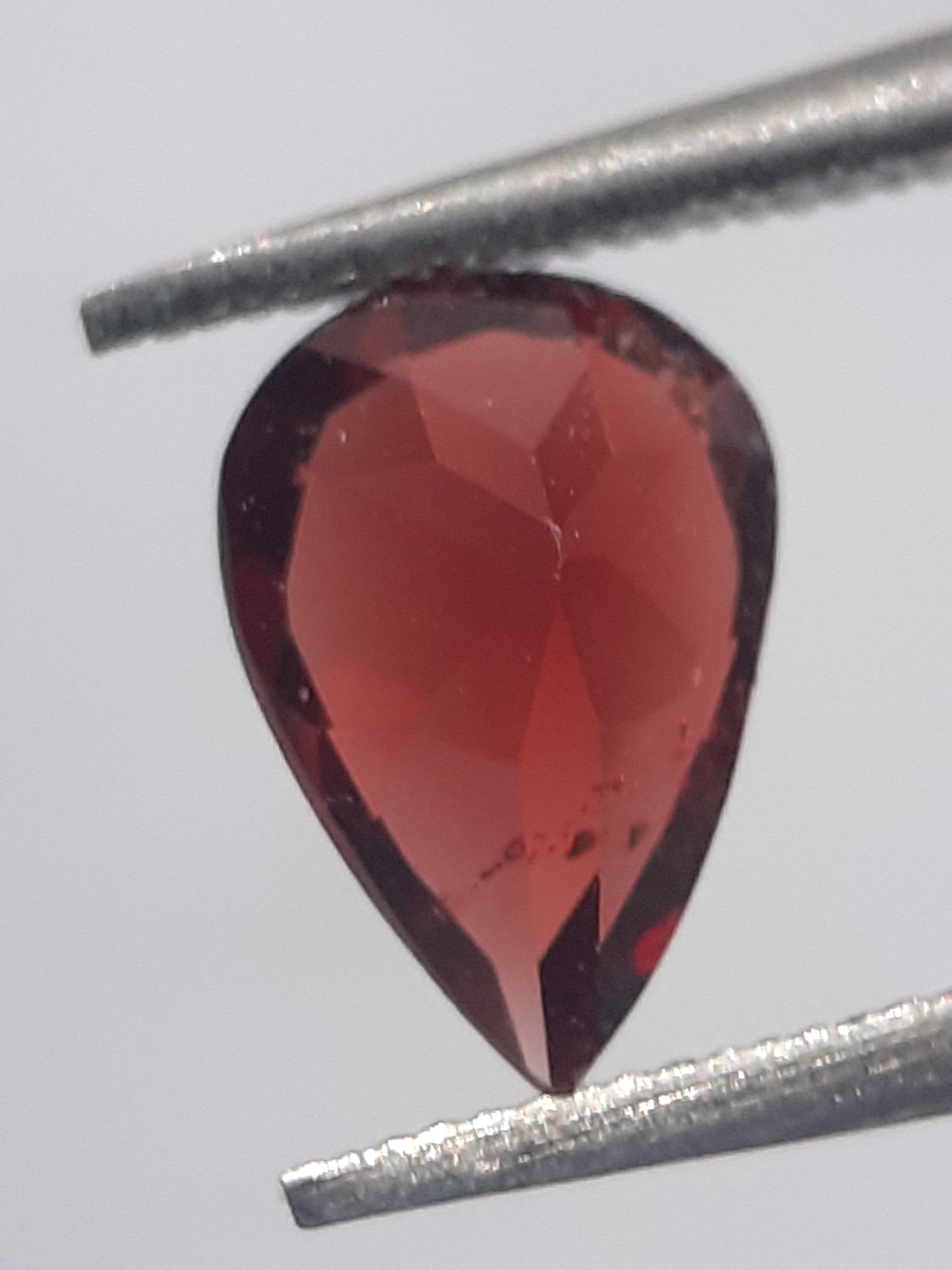 Natural red Rhodolite Garnet - 0.704 ct - pear - unheated - Natural Gems Belgium