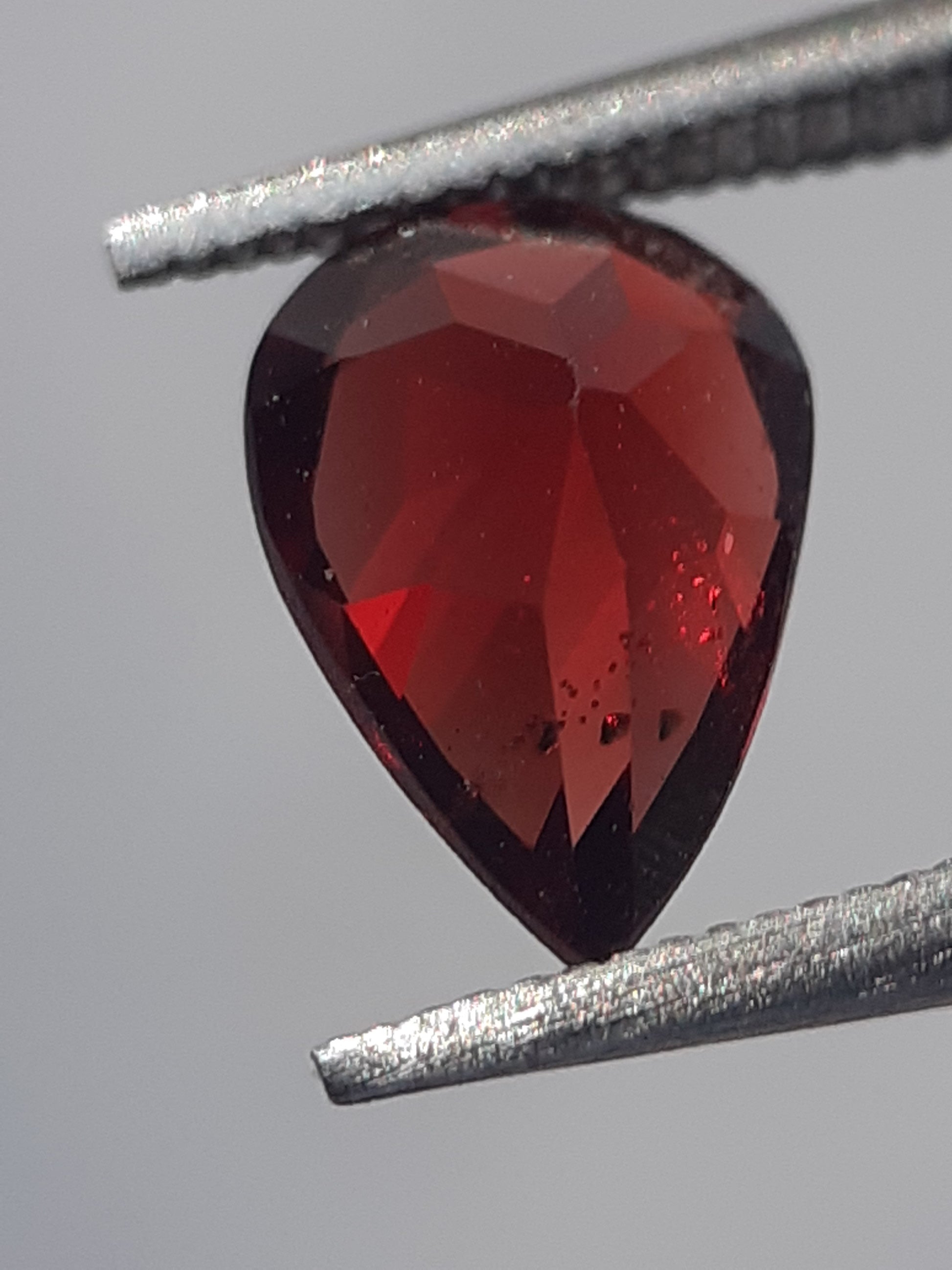 Natural red Rhodolite Garnet - 0.704 ct - pear - unheated - Natural Gems Belgium