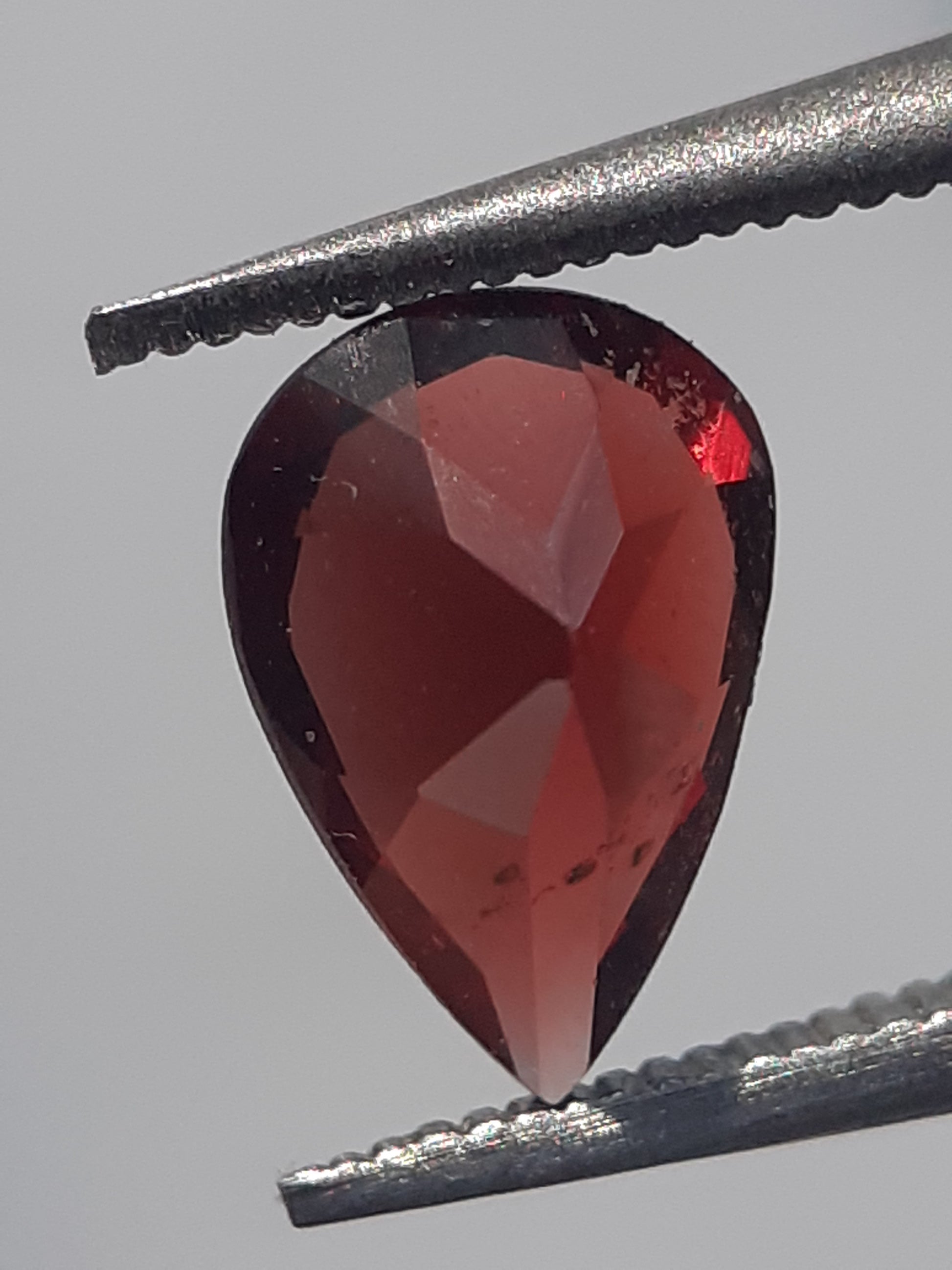 Natural red Rhodolite Garnet - 0.704 ct - pear - unheated - Natural Gems Belgium