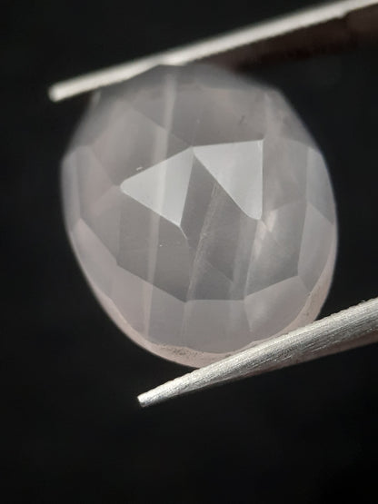 Natural light pink rose quartz - 8.083 ct - oval - rose cut - lined inclusions - Natural Gems Belgium