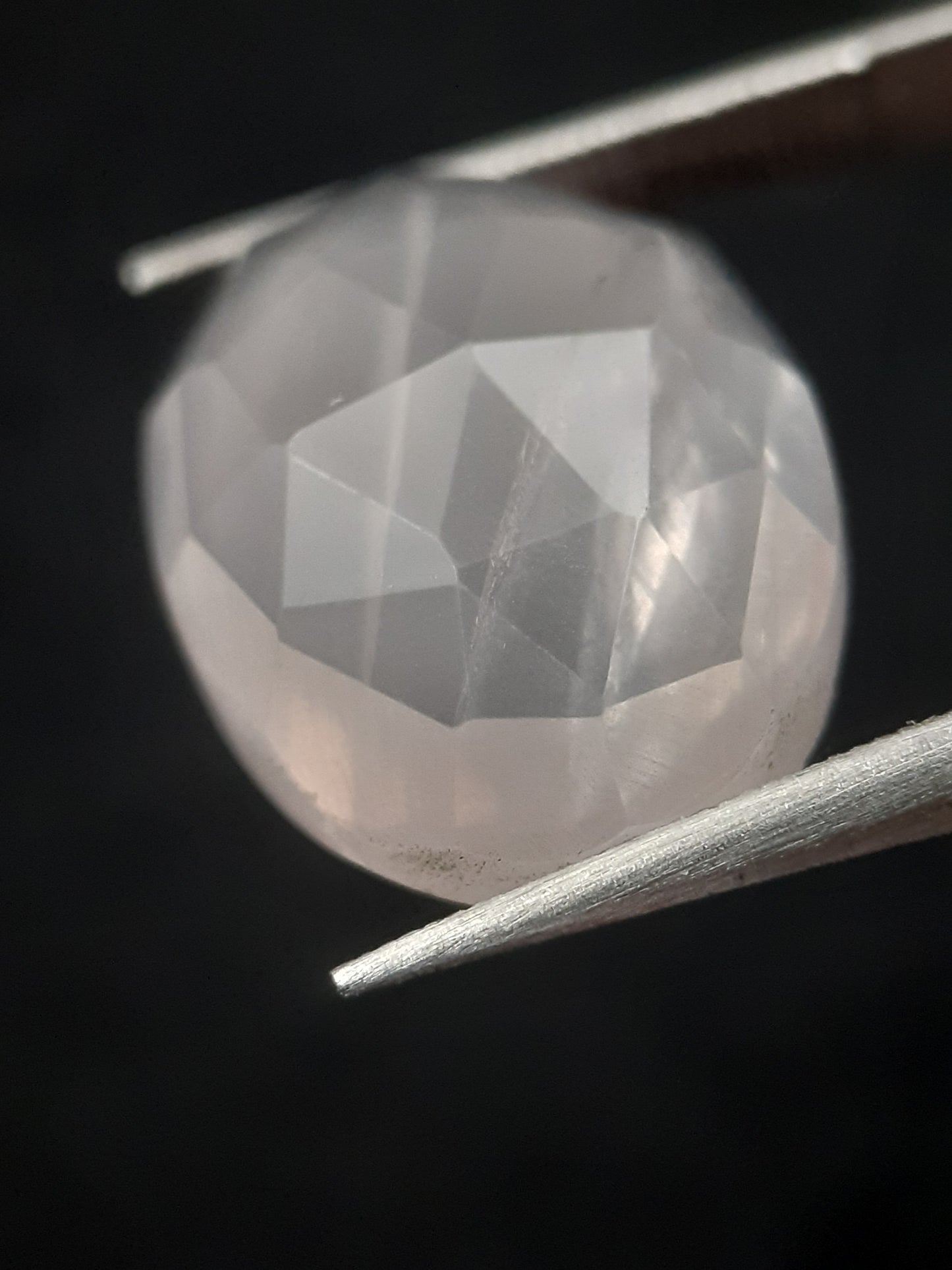 Natural light pink rose quartz - 8.083 ct - oval - rose cut - lined inclusions - Natural Gems Belgium