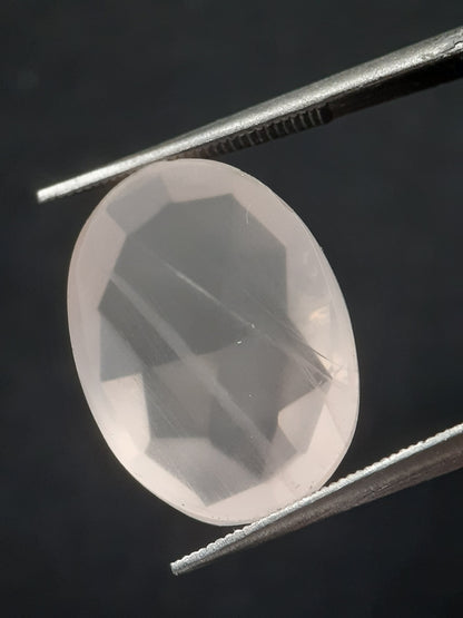 Natural light pink rose quartz - 8.083 ct - oval - rose cut - lined inclusions - Natural Gems Belgium