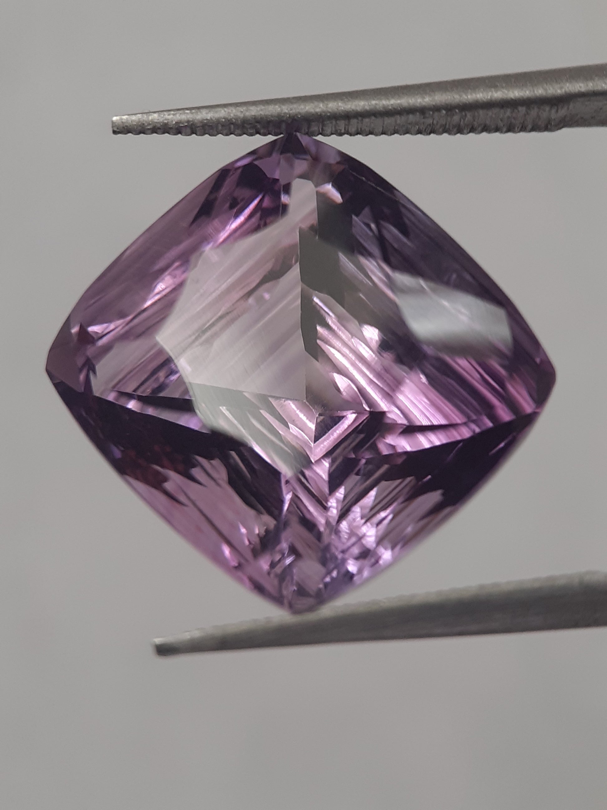 Natural purple Amethyst - 9.589 ct - cushion - custom cut - unheated - Natural Gems Belgium