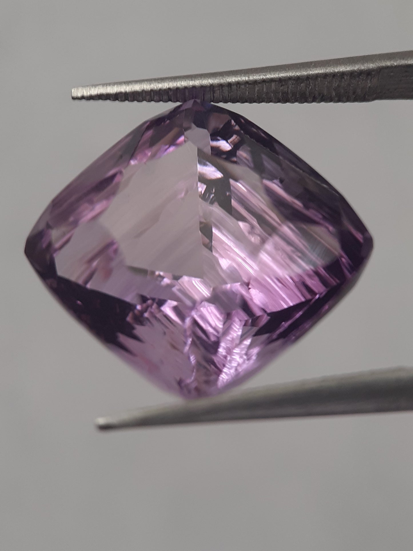 Natural purple Amethyst - 9.589 ct - cushion - custom cut - unheated - Natural Gems Belgium