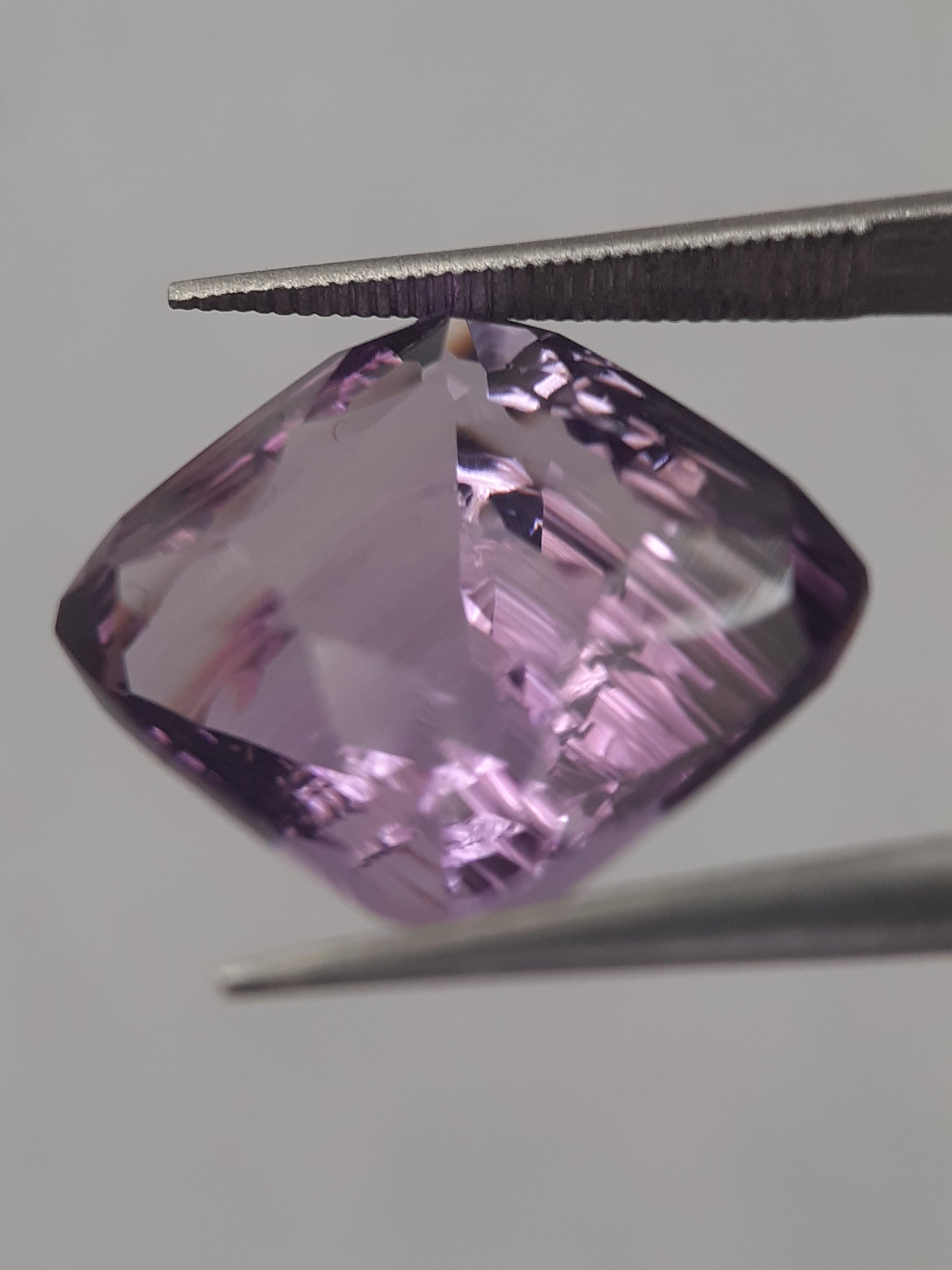 Natural purple Amethyst - 9.589 ct - cushion - custom cut - unheated - Natural Gems Belgium