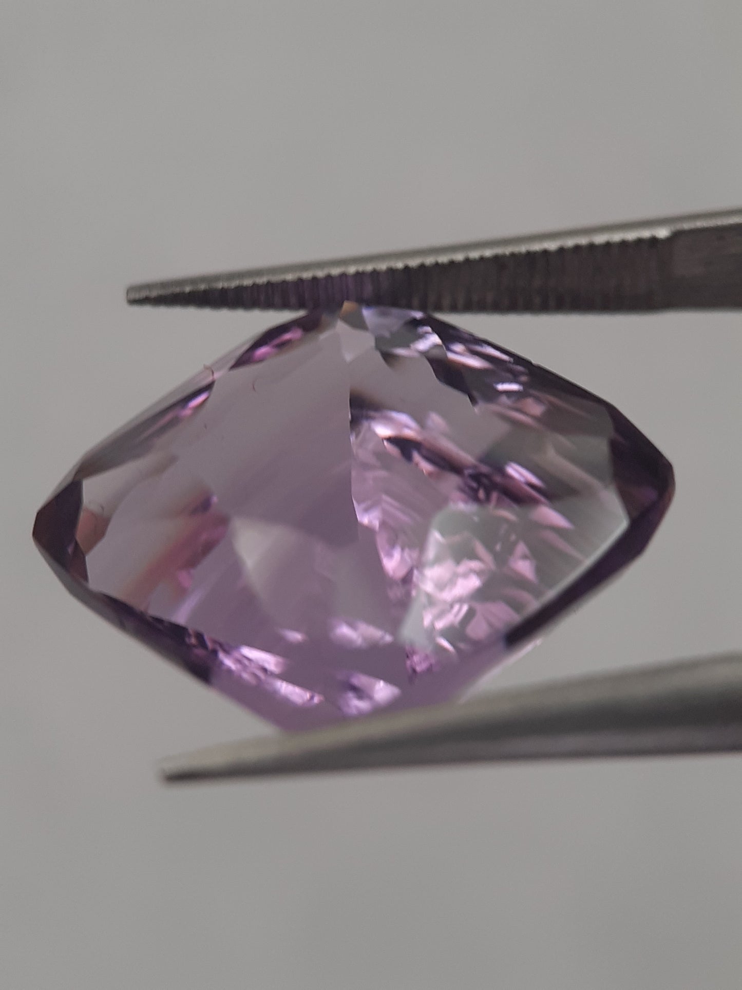 Natural purple Amethyst - 9.589 ct - cushion - custom cut - unheated - Natural Gems Belgium