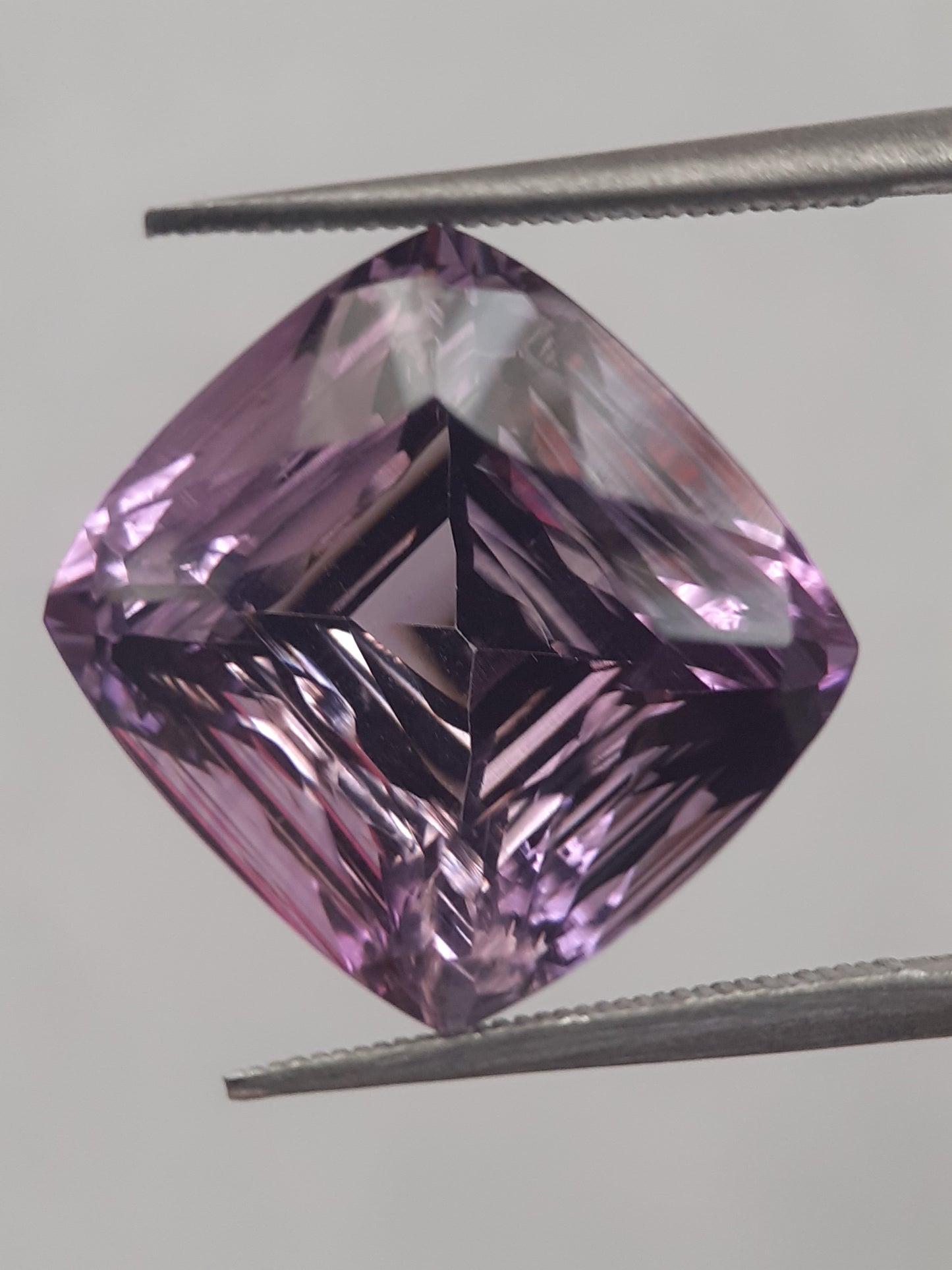 Natural purple Amethyst - 9.589 ct - cushion - custom cut - unheated - Natural Gems Belgium