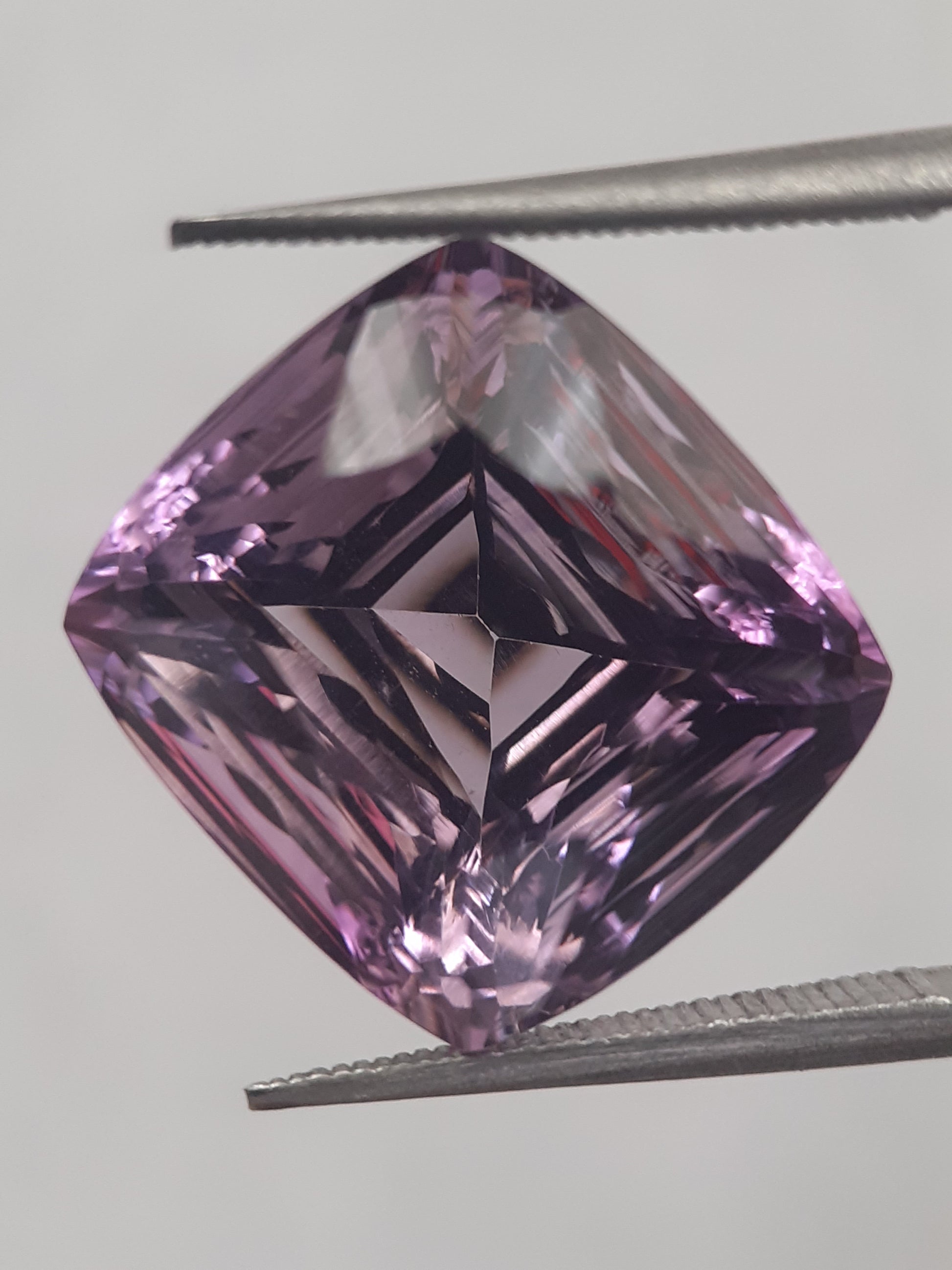 Natural purple Amethyst - 9.589 ct - cushion - custom cut - unheated - Natural Gems Belgium