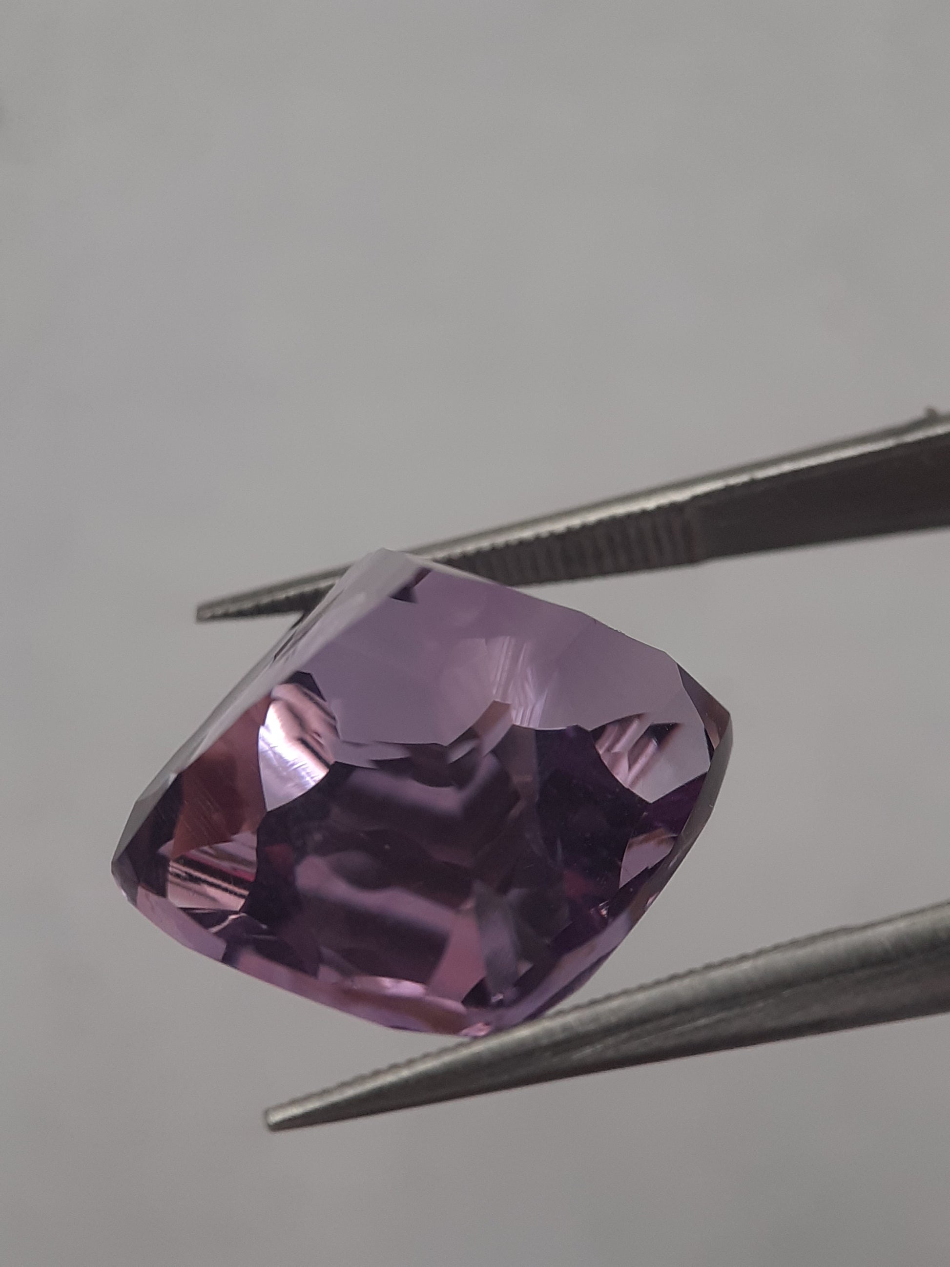 Natural purple Amethyst - 9.589 ct - cushion - custom cut - unheated - Natural Gems Belgium