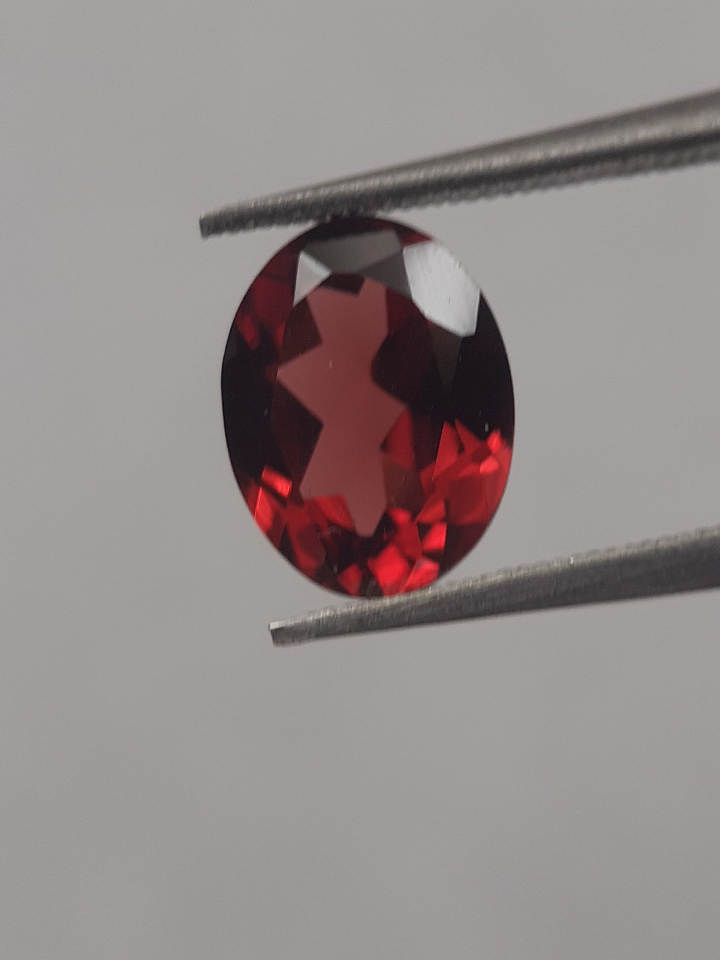 Natural red Rhodolite Garnet - 1.734 ct - oval - unheated - Natural Gems Belgium