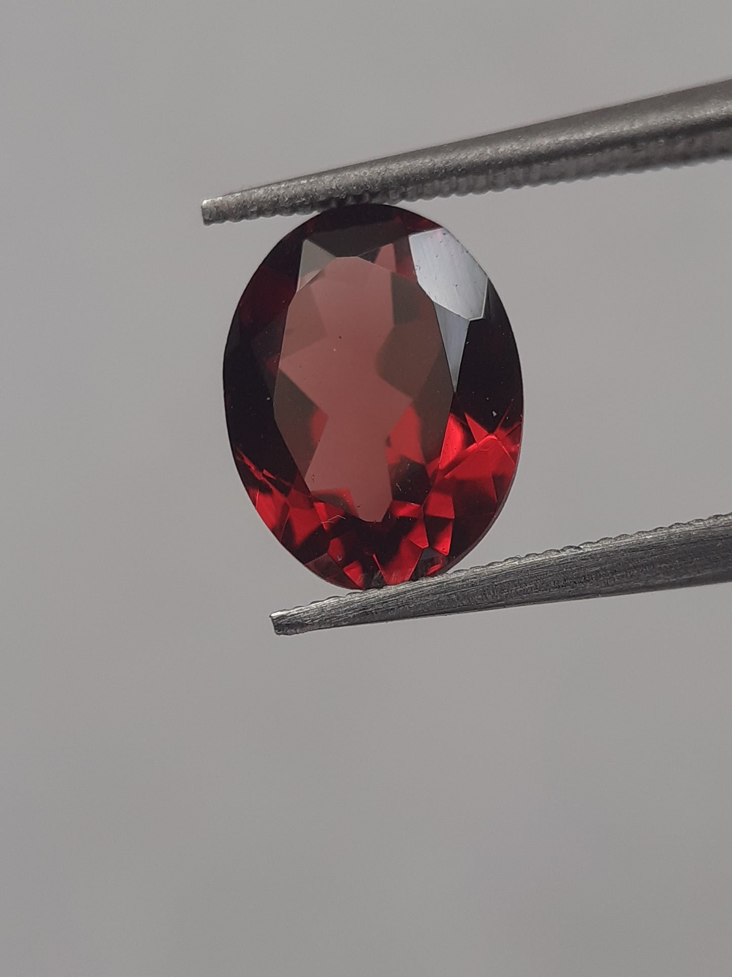 Natural red Rhodolite Garnet - 1.734 ct - oval - unheated - Natural Gems Belgium