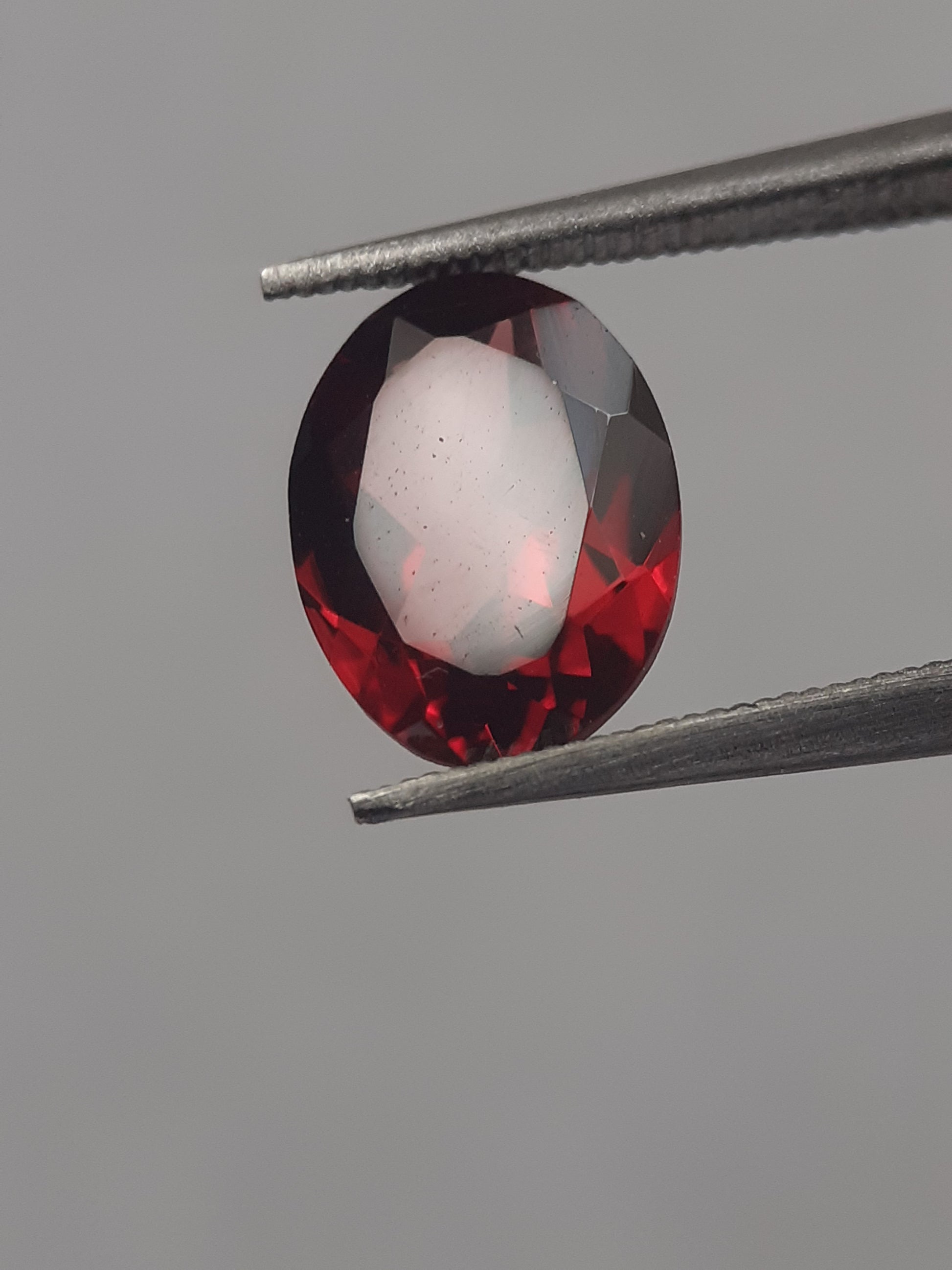 Natural red Rhodolite Garnet - 1.734 ct - oval - unheated - Natural Gems Belgium