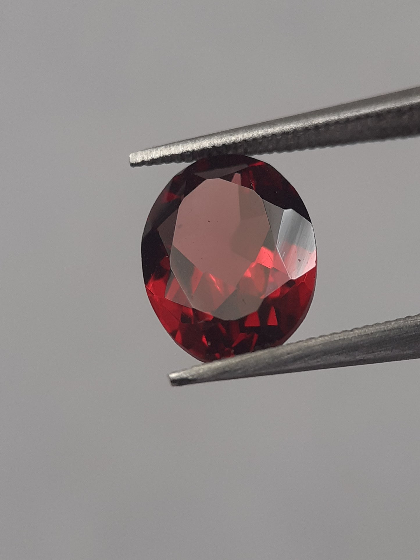 Natural red Rhodolite Garnet - 1.734 ct - oval - unheated - Natural Gems Belgium