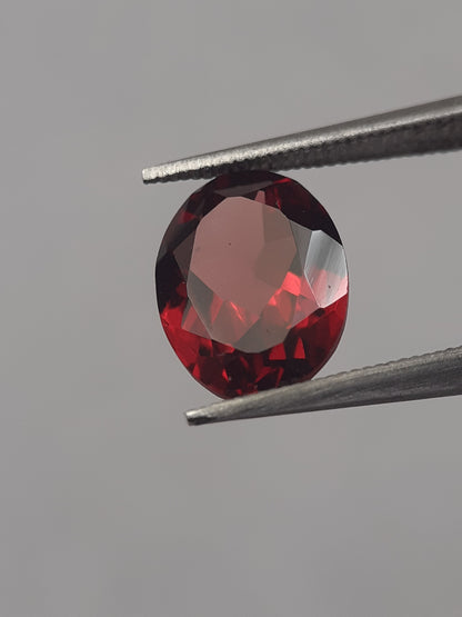 Natural red Rhodolite Garnet - 1.734 ct - oval - unheated - Natural Gems Belgium