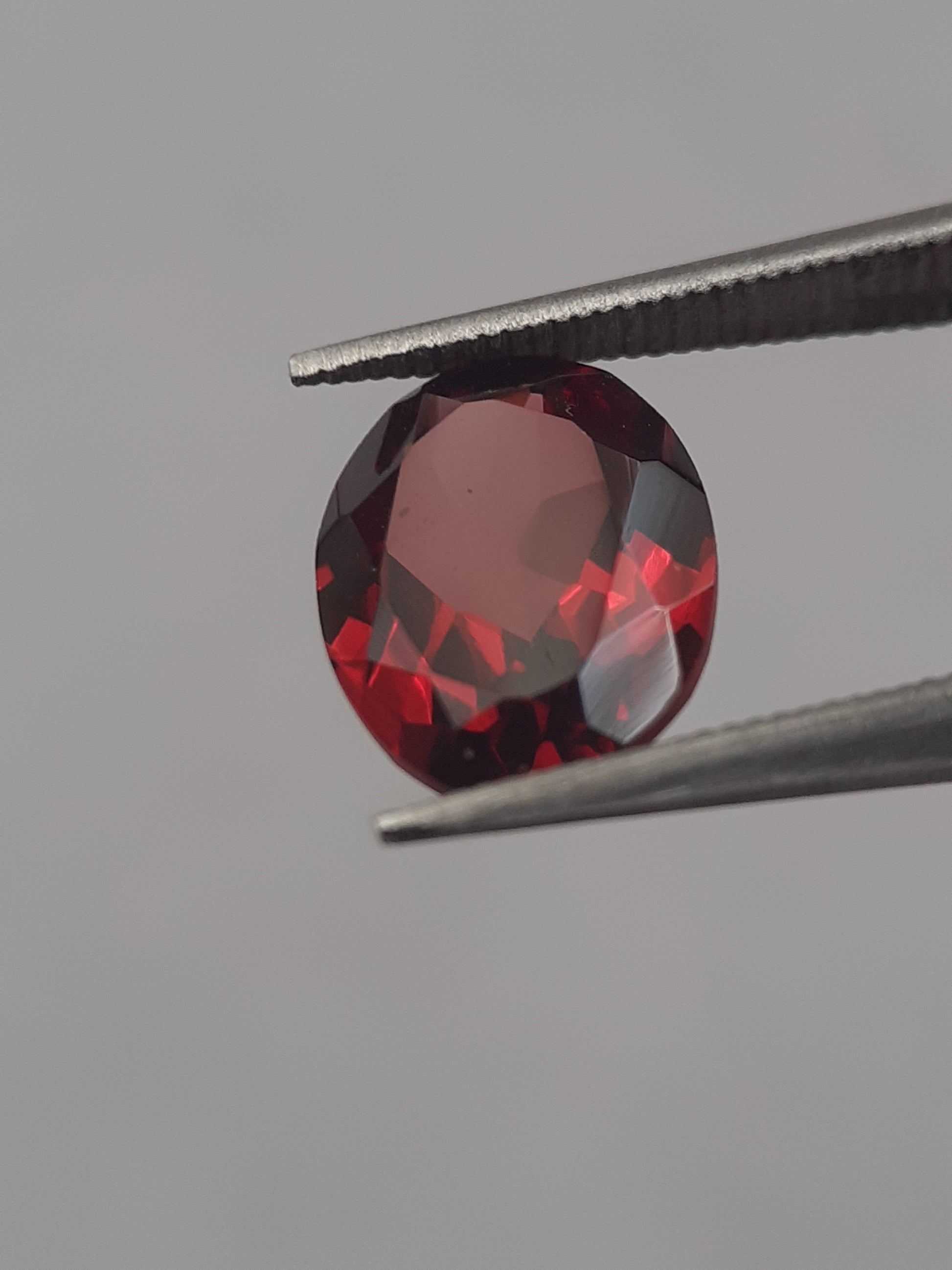 Natural red Rhodolite Garnet - 1.734 ct - oval - unheated - Natural Gems Belgium