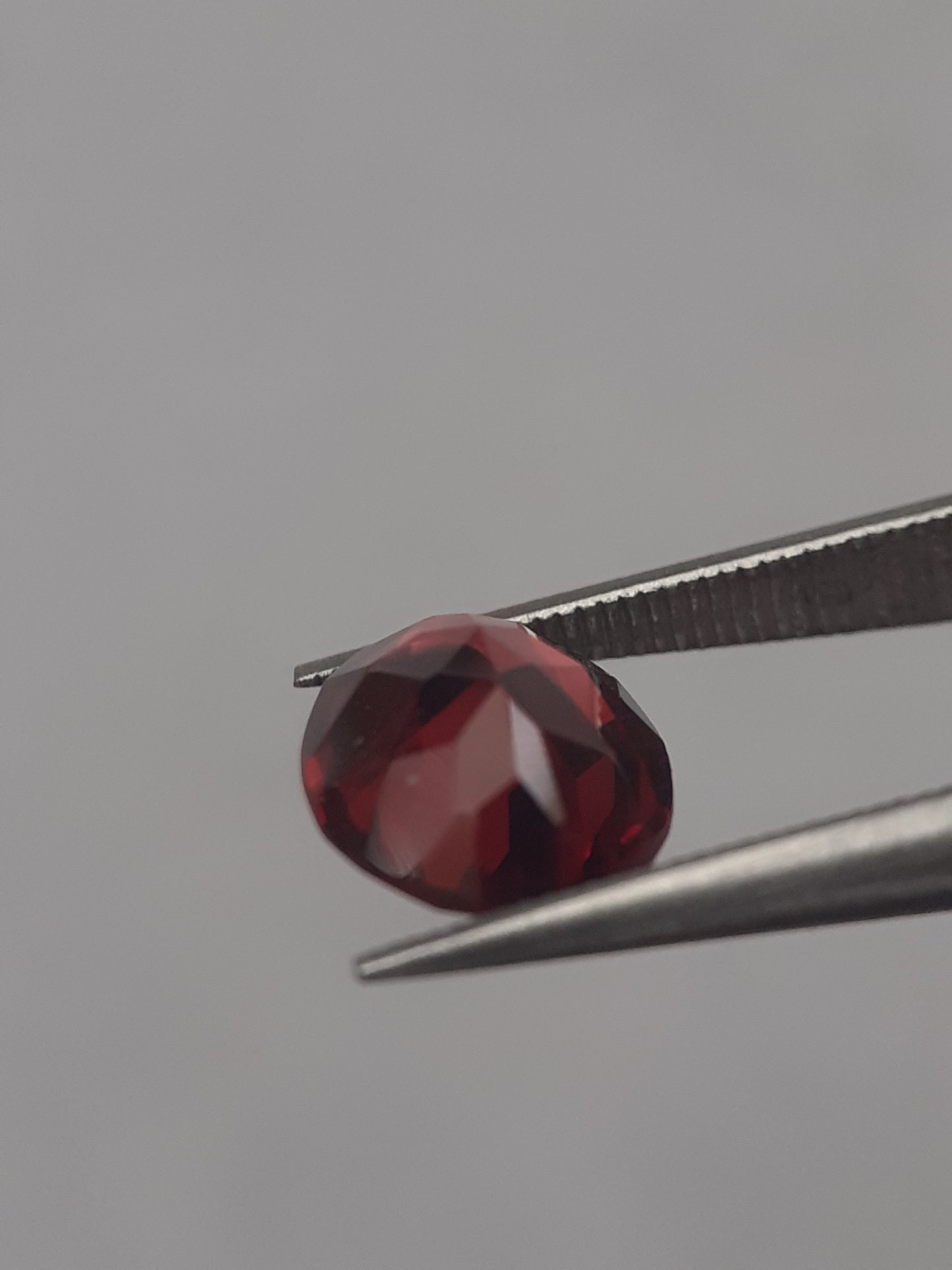 Natural red Rhodolite Garnet - 1.734 ct - oval - unheated - Natural Gems Belgium