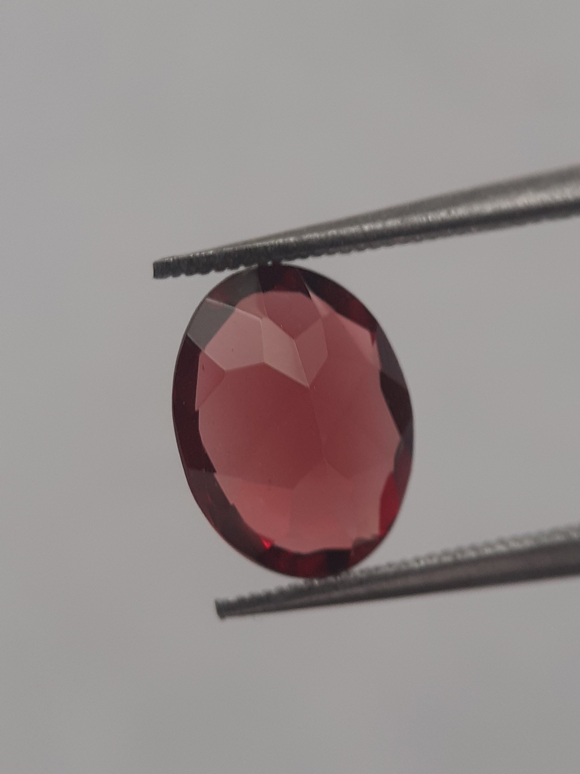 Natural red Rhodolite Garnet - 1.734 ct - oval - unheated - Natural Gems Belgium